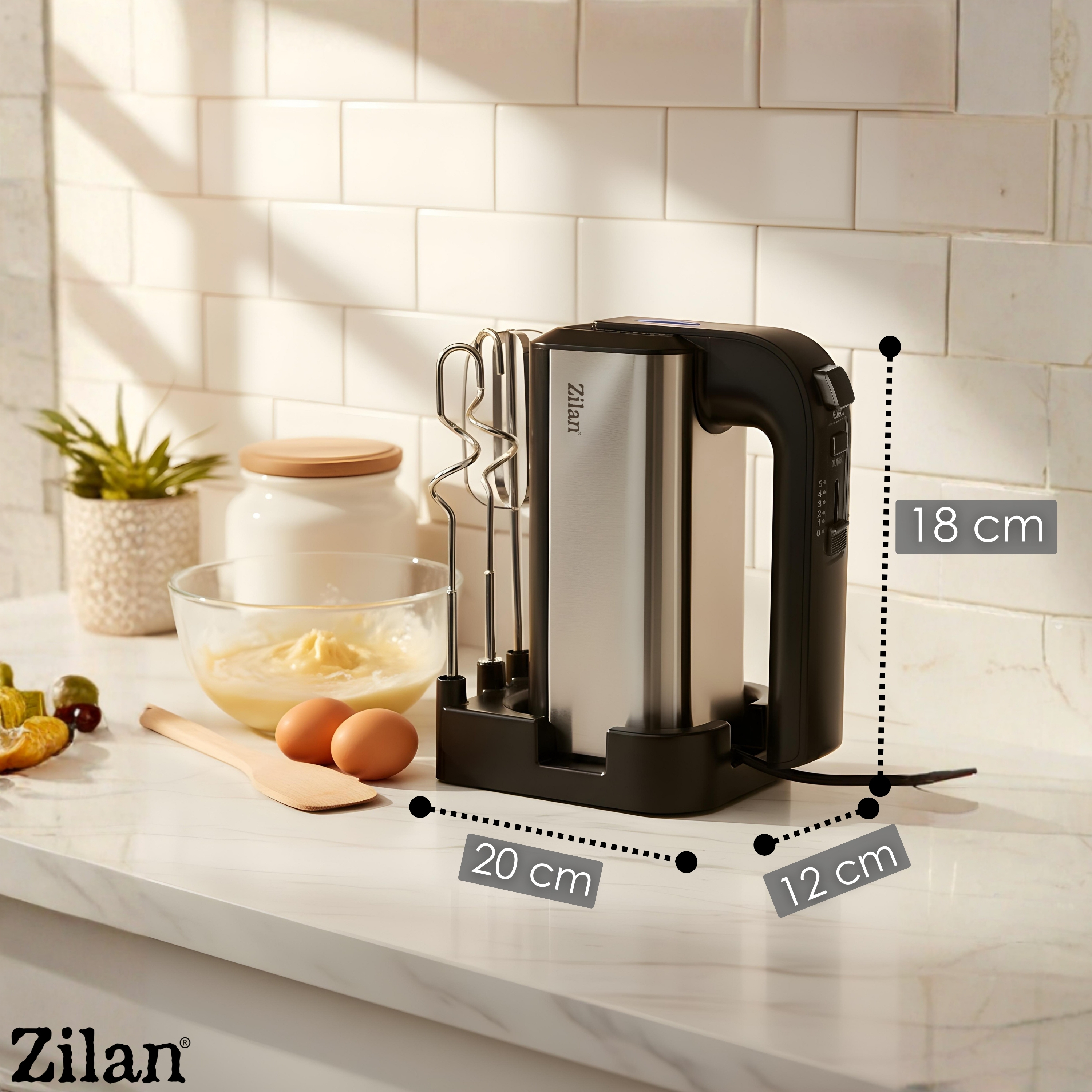 Ein silberner Handmixer mit schwarzem Griff steht auf einer Arbeitsplatte neben Eiern.
