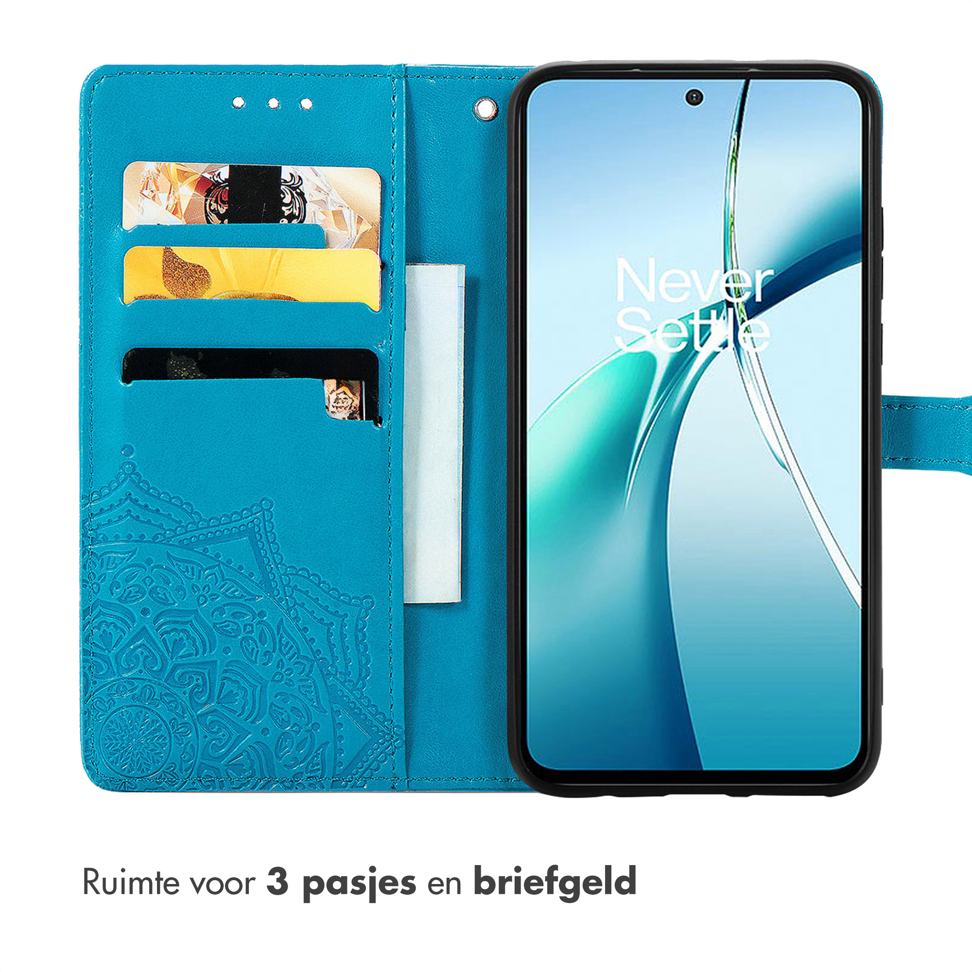 Blauw telefoonhoesje met kaarthouders en mandala-reliëf. Toont een smartphone.