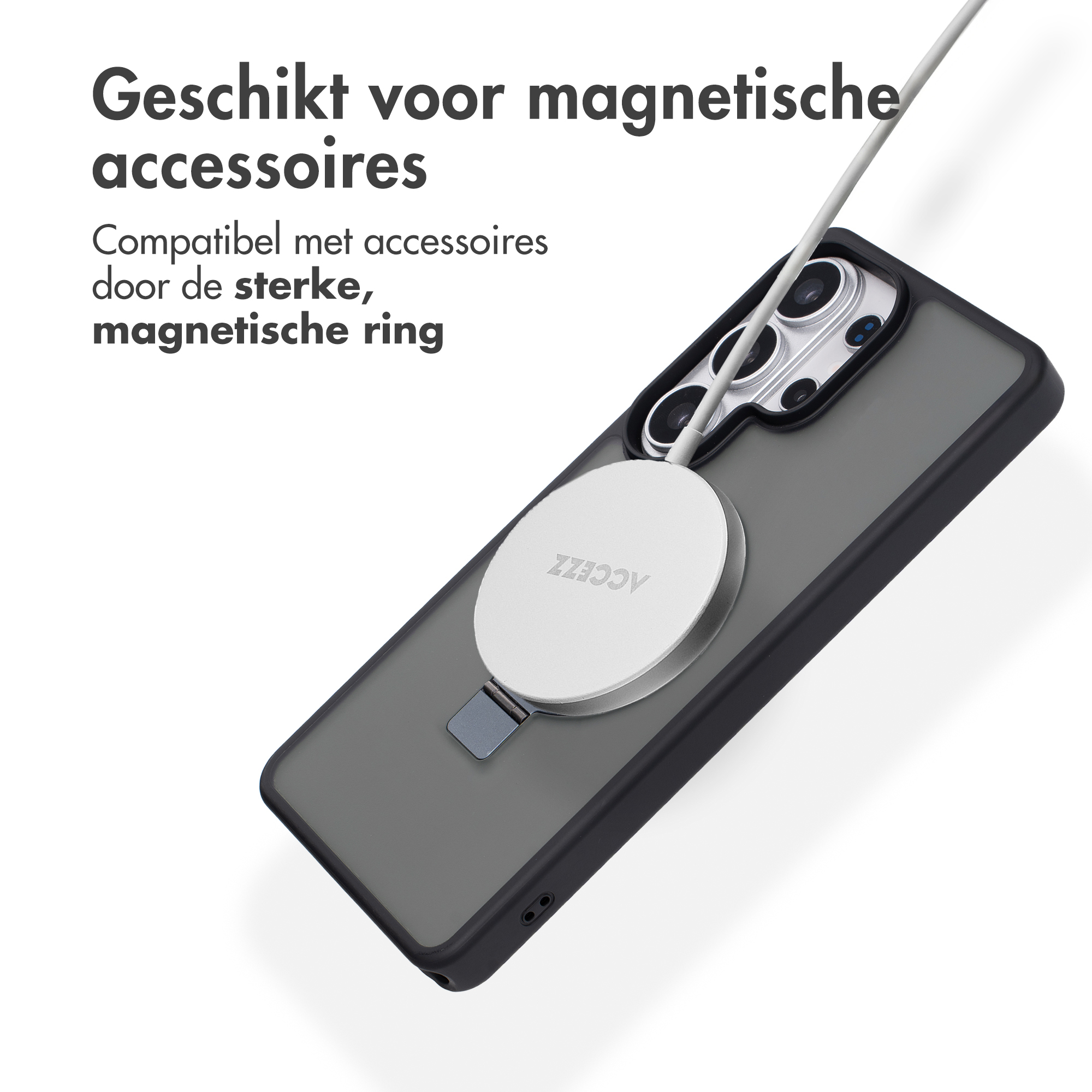 Een telefoon met zwarte hoes en magnetische lader. Inscriptie ACCOZ.