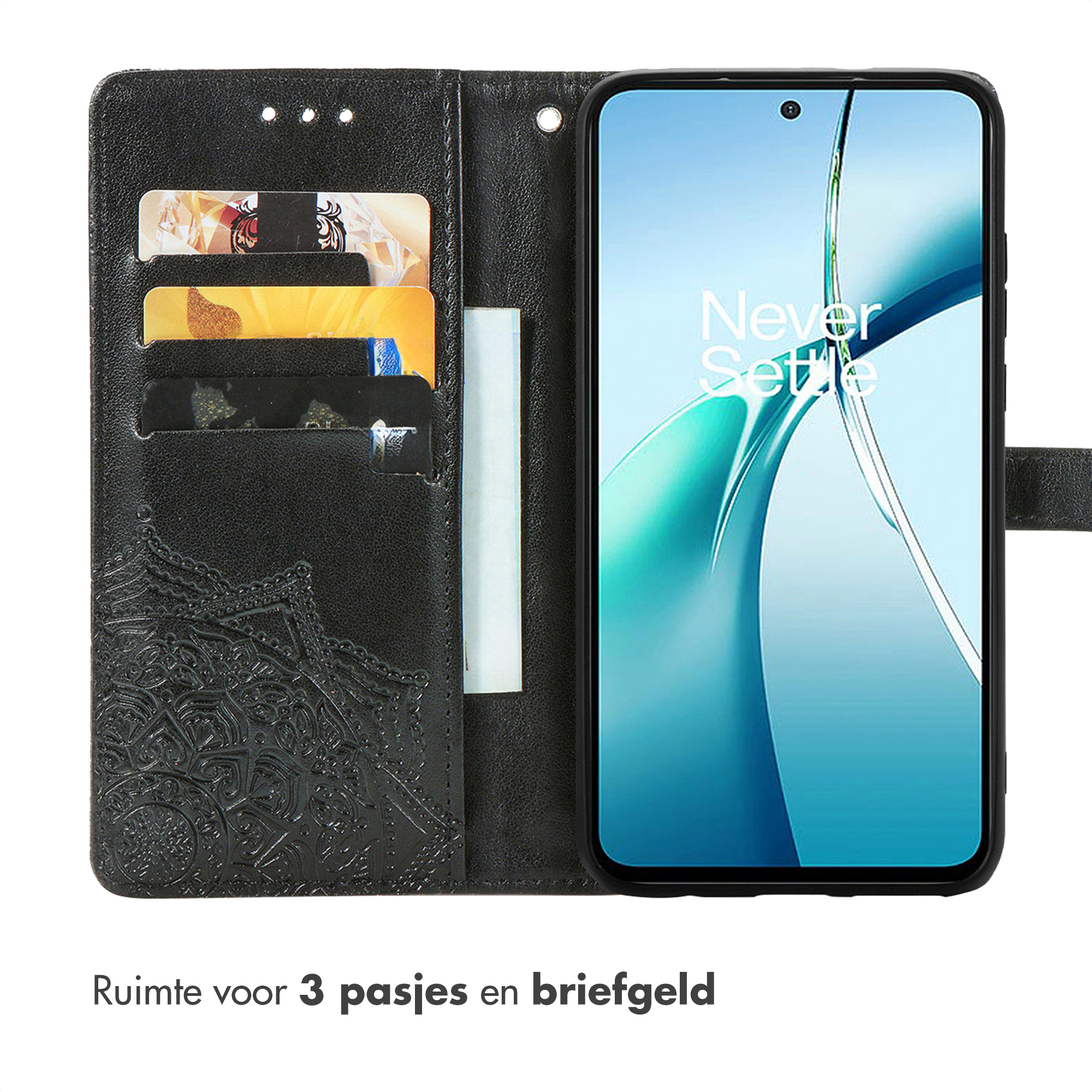 Étui de téléphone noir avec fentes pour cartes et gaufrage mandala. Téléphone à écran bleu.