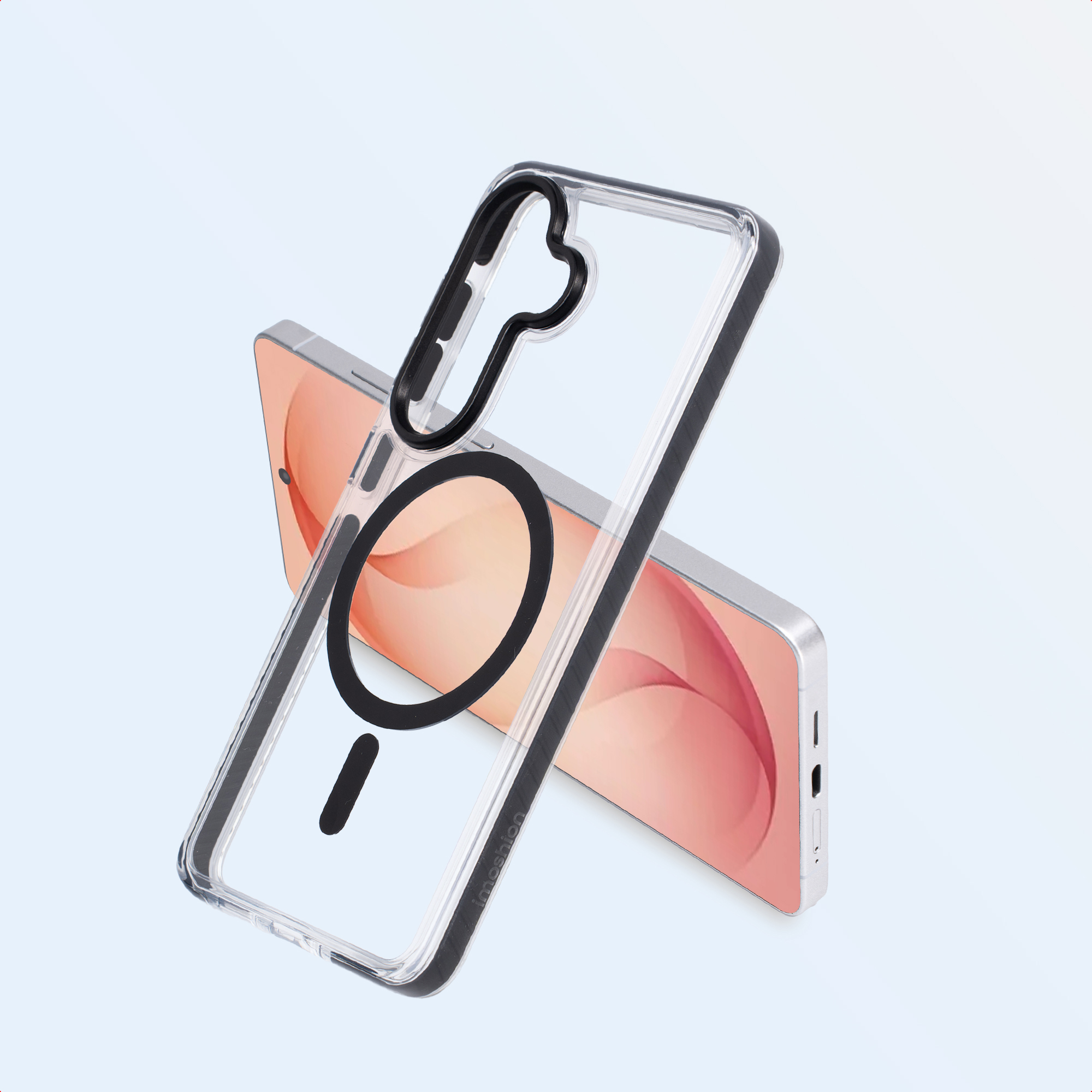 Une coque de téléphone transparente avec un bord noir et un anneau magnétique repose sur un téléphone.