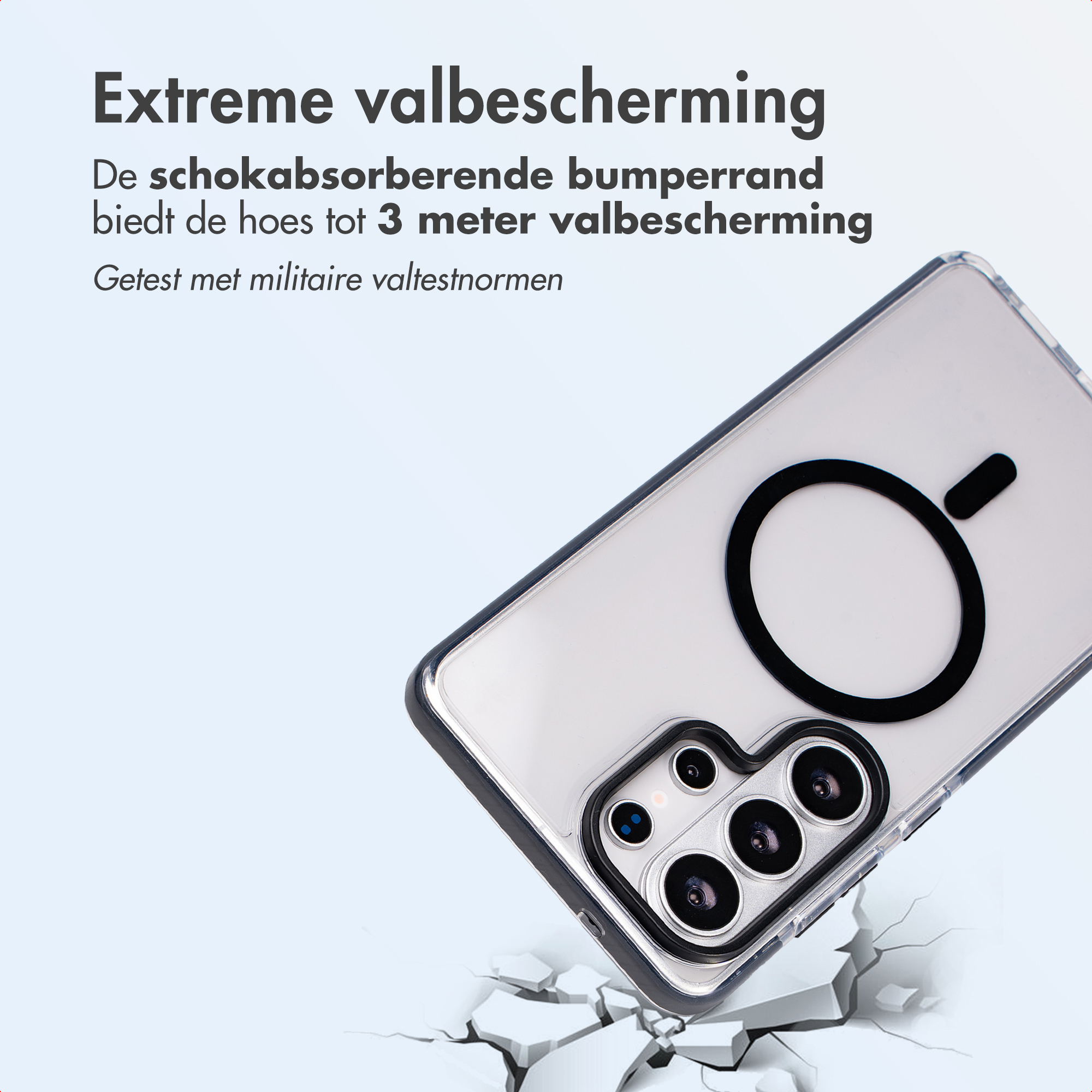 Transparante telefoonhoes met zwarte ring en camera op gebarsten grond.