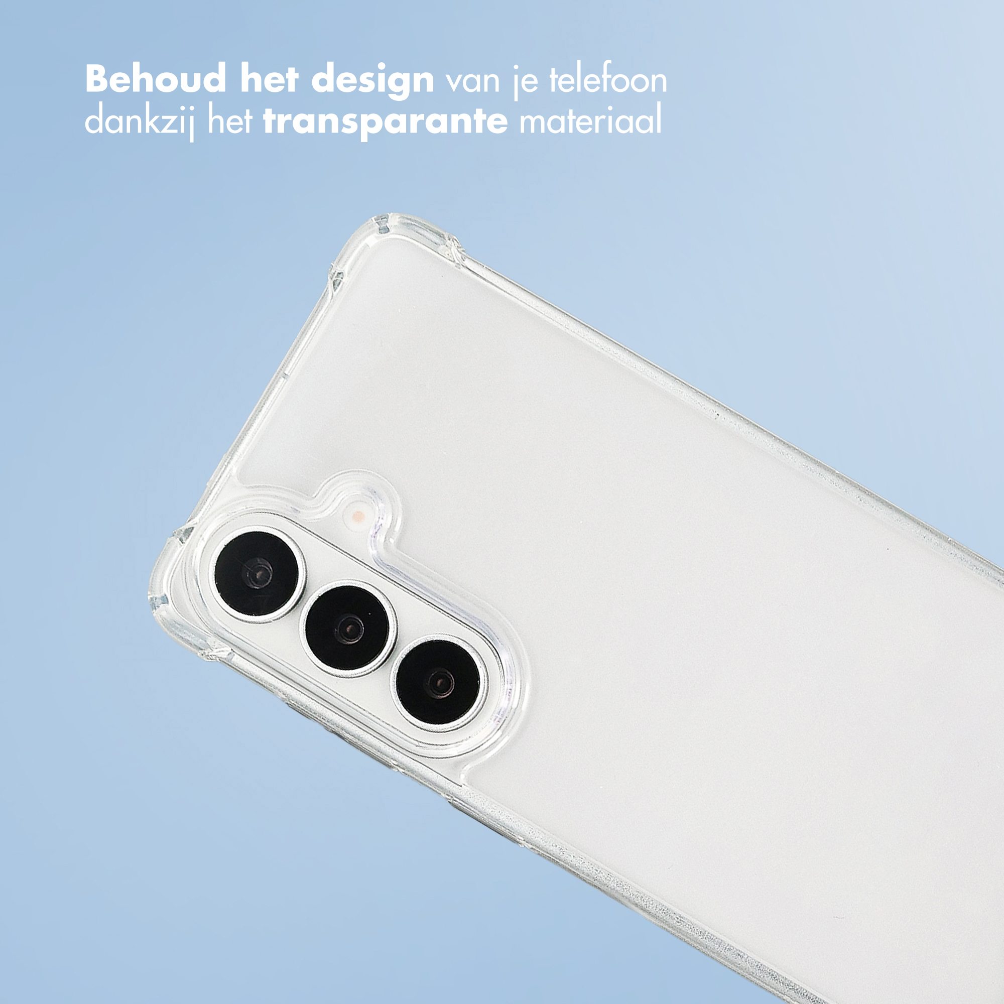 Una cover trasparente per telefono con tre obiettivi della fotocamera su sfondo blu.