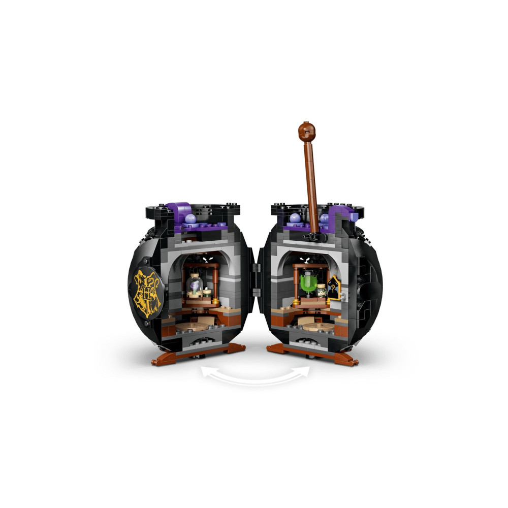 Kociołek LEGO otwiera się, ukazując wnętrze z zielonym płynem i różdżką.