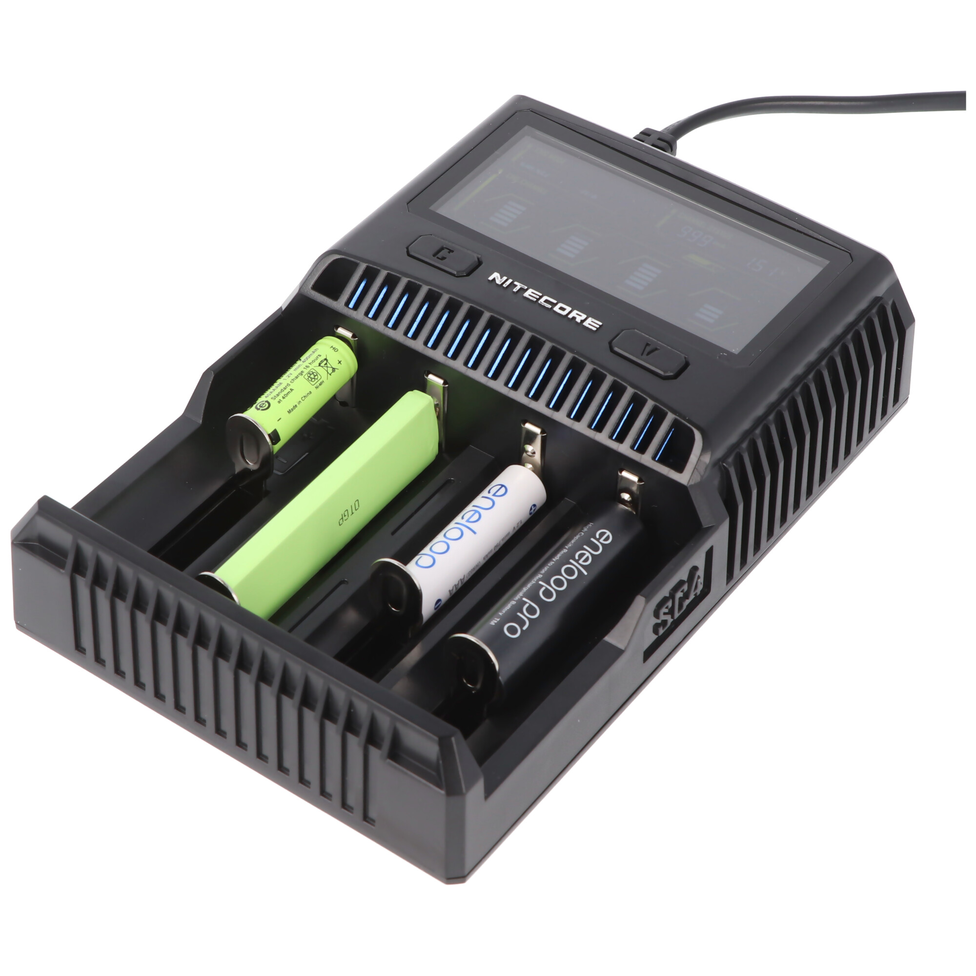 Ein schwarzes Nitecore Ladegerät mit vier Batterien, darunter grüne und weiße.