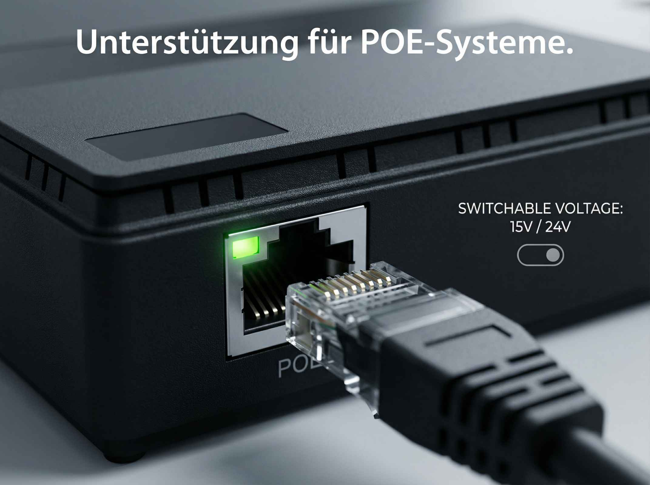 Ethernetkabel wird in schwarzen POE-Gerät gesteckt; grüne LED leuchtet.