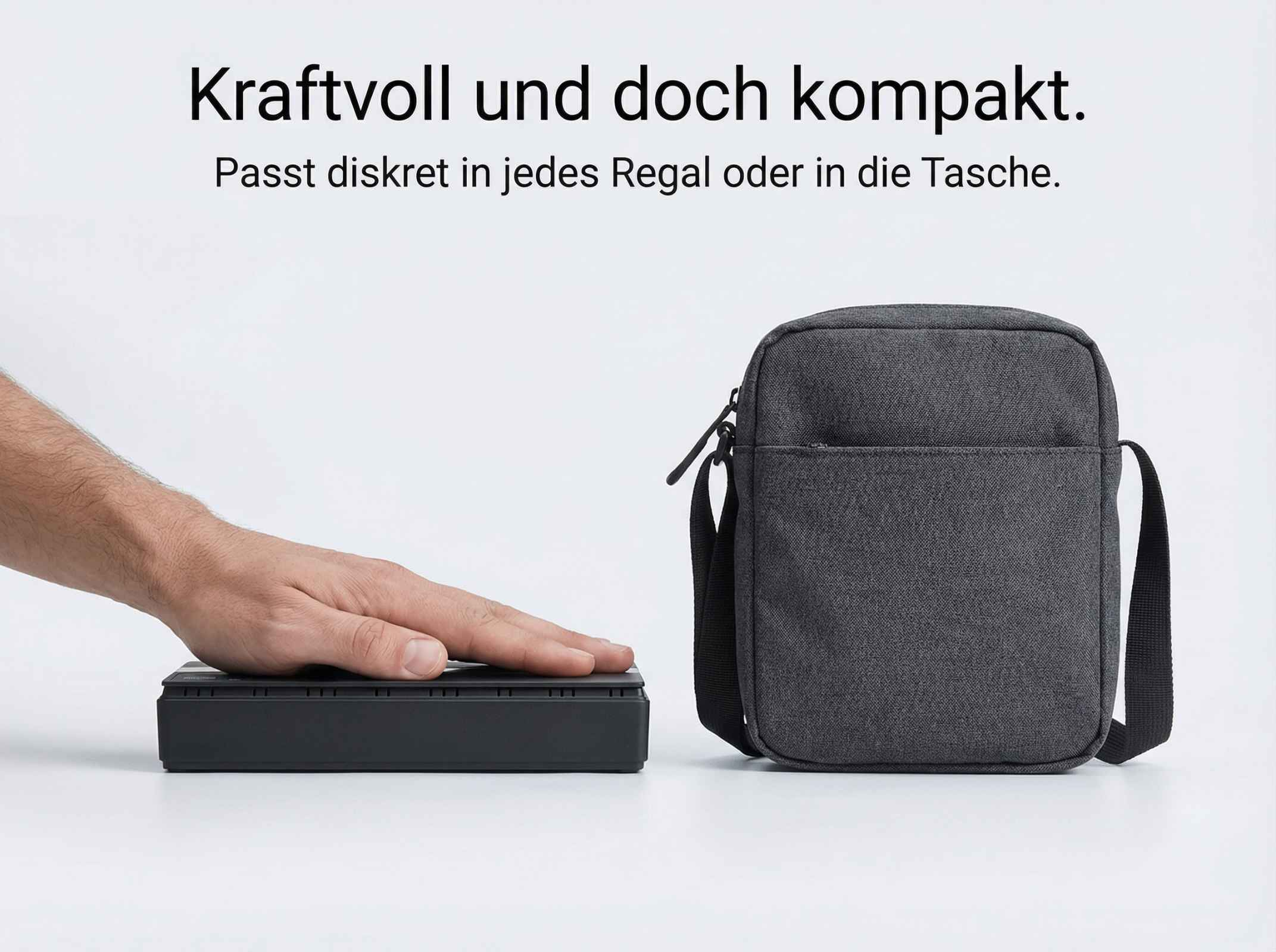 Ein Mann legt seine Hand auf ein schwarzes Gerät neben einer grauen Umhängetasche.