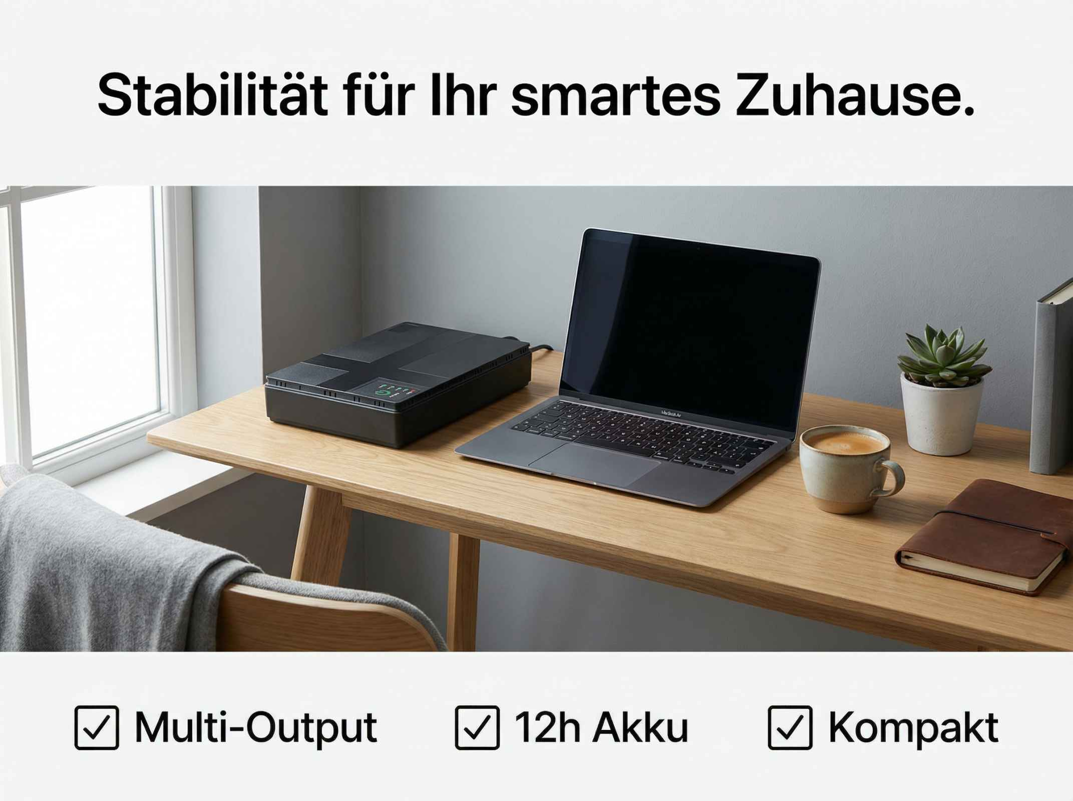 Schwarzes Netzteil, Laptop, Kaffee, Pflanze und Notizbuch auf einem Holztisch.