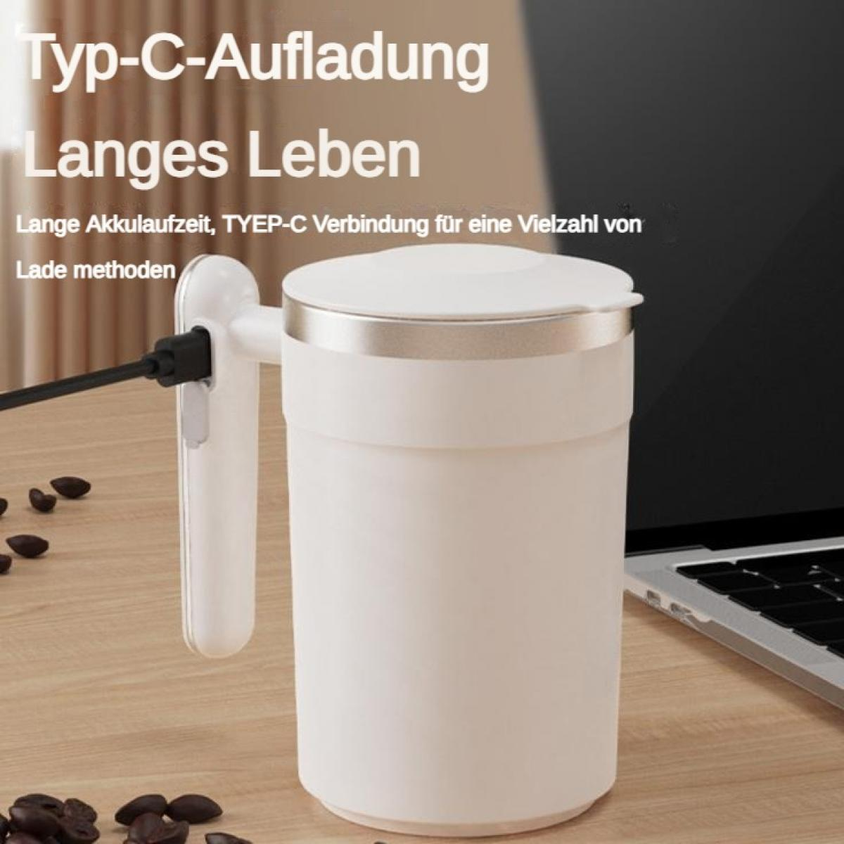 Weiße Tasse mit Typ-C-Ladeanschluss, daneben Kaffeebohnen.