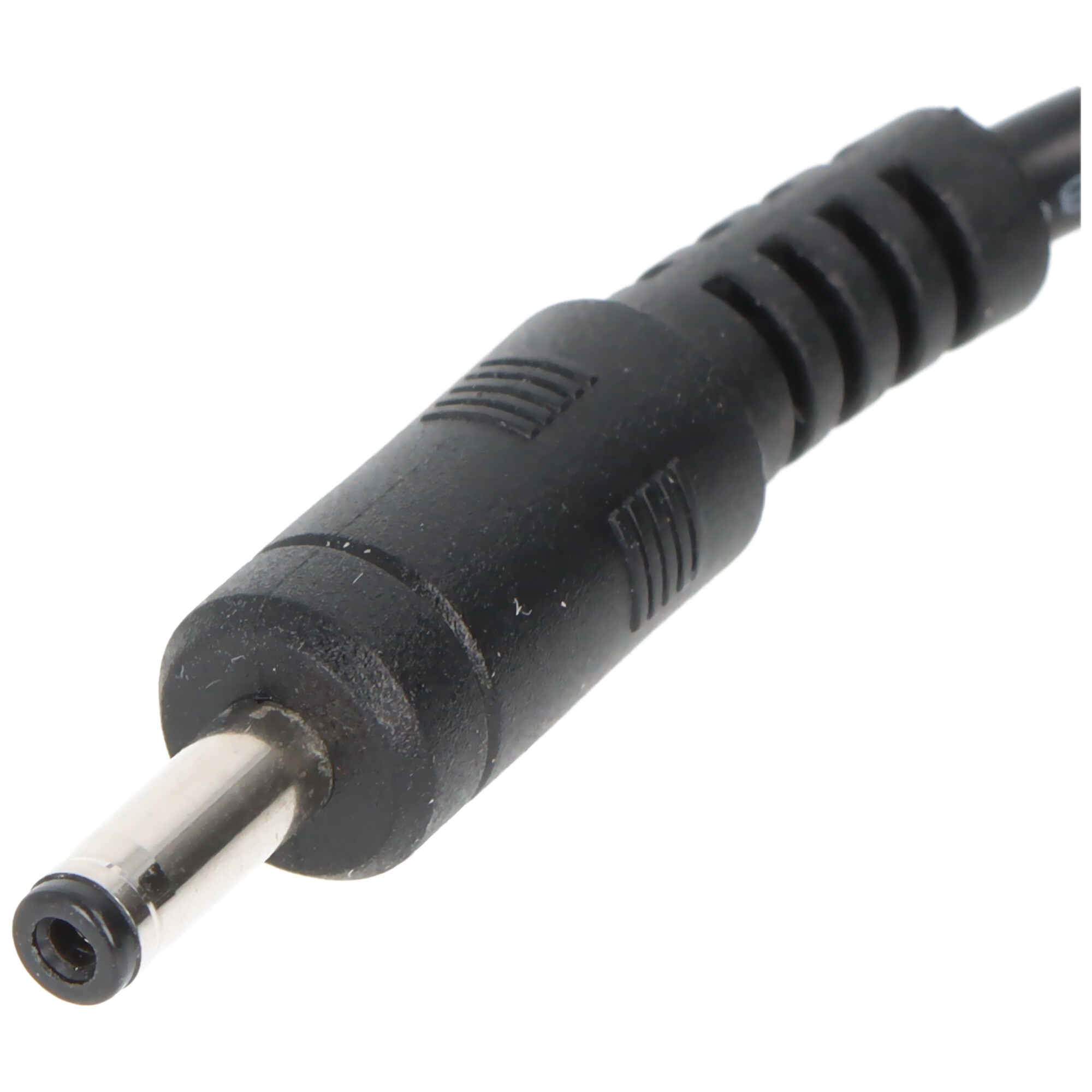 Ein schwarzer Klinkenstecker mit einem Metallstift und gerilltem Griff.