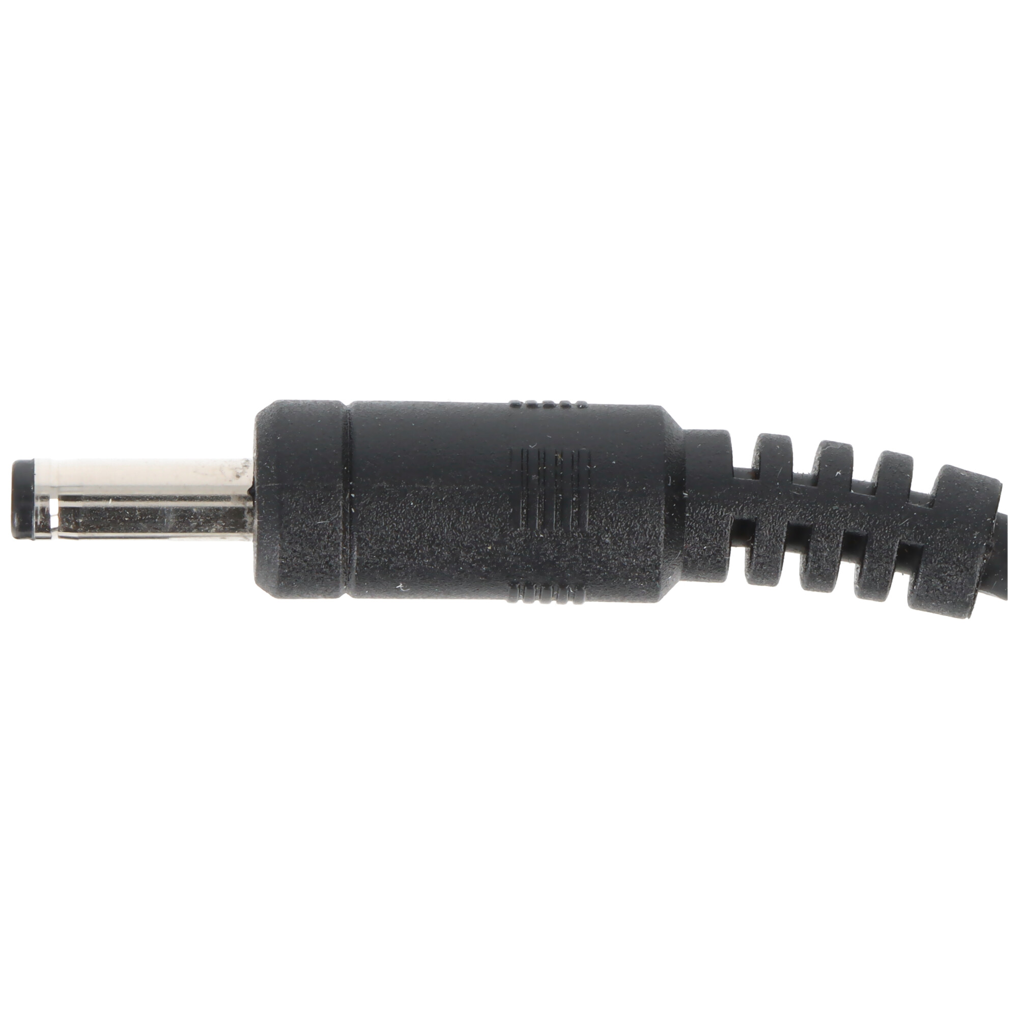 Ein schwarzer Stecker mit Metallspitze an einem Kabel.