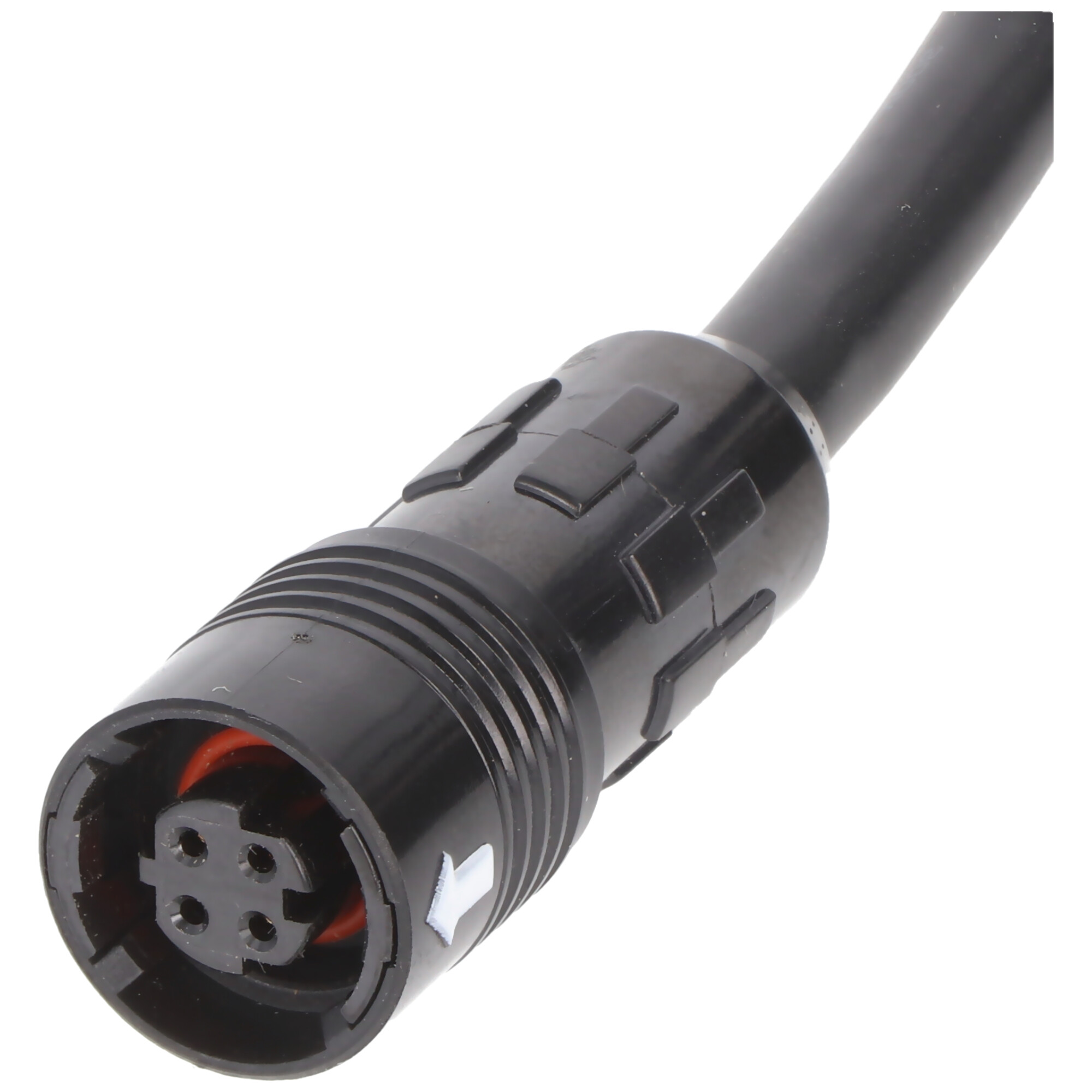 Schwarzer Stecker mit vier Pins und rotem Ring, auf weißem Hintergrund.