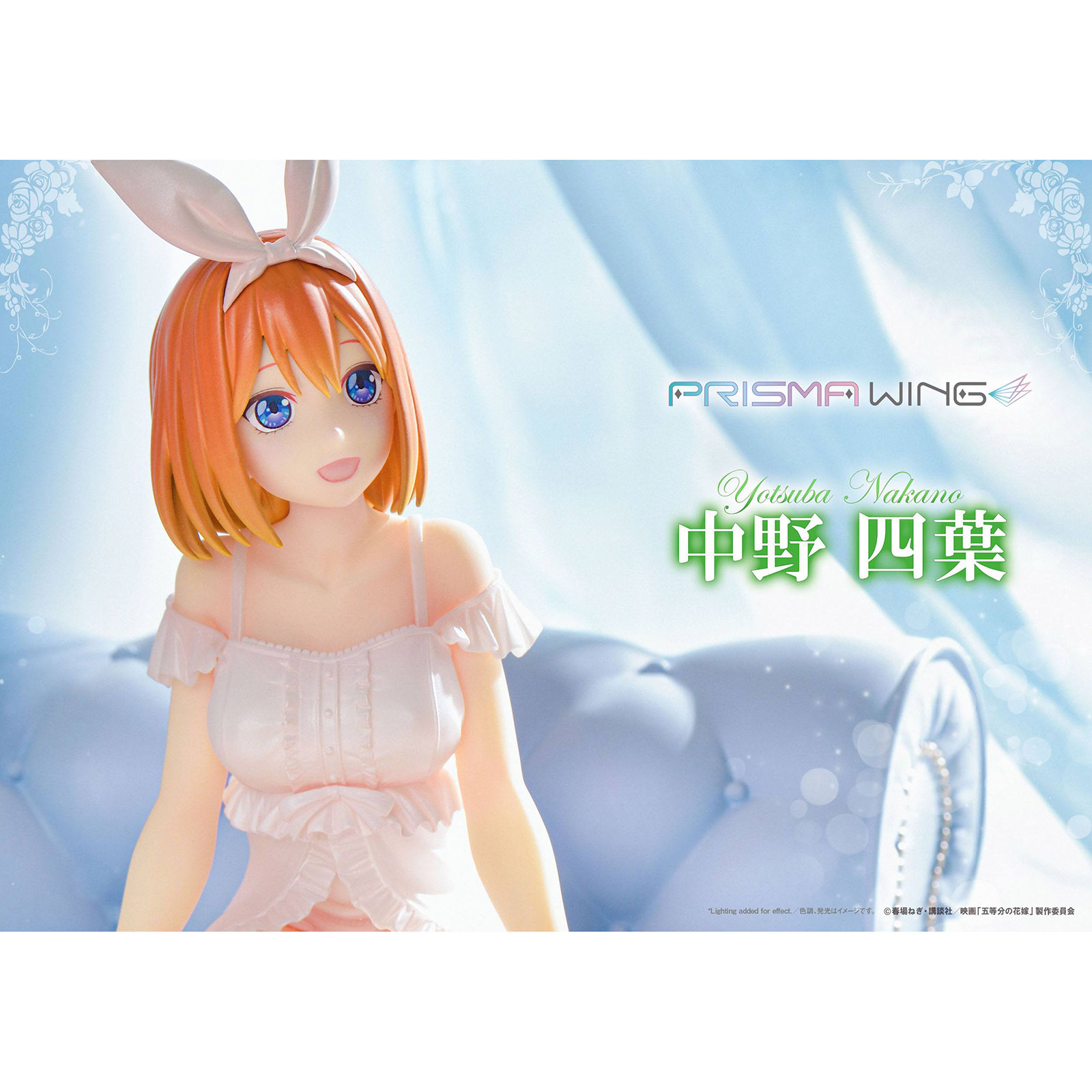Eine Anime-Figur mit orangenem Haar und Hasenohren auf einem hellblauen Sofa.