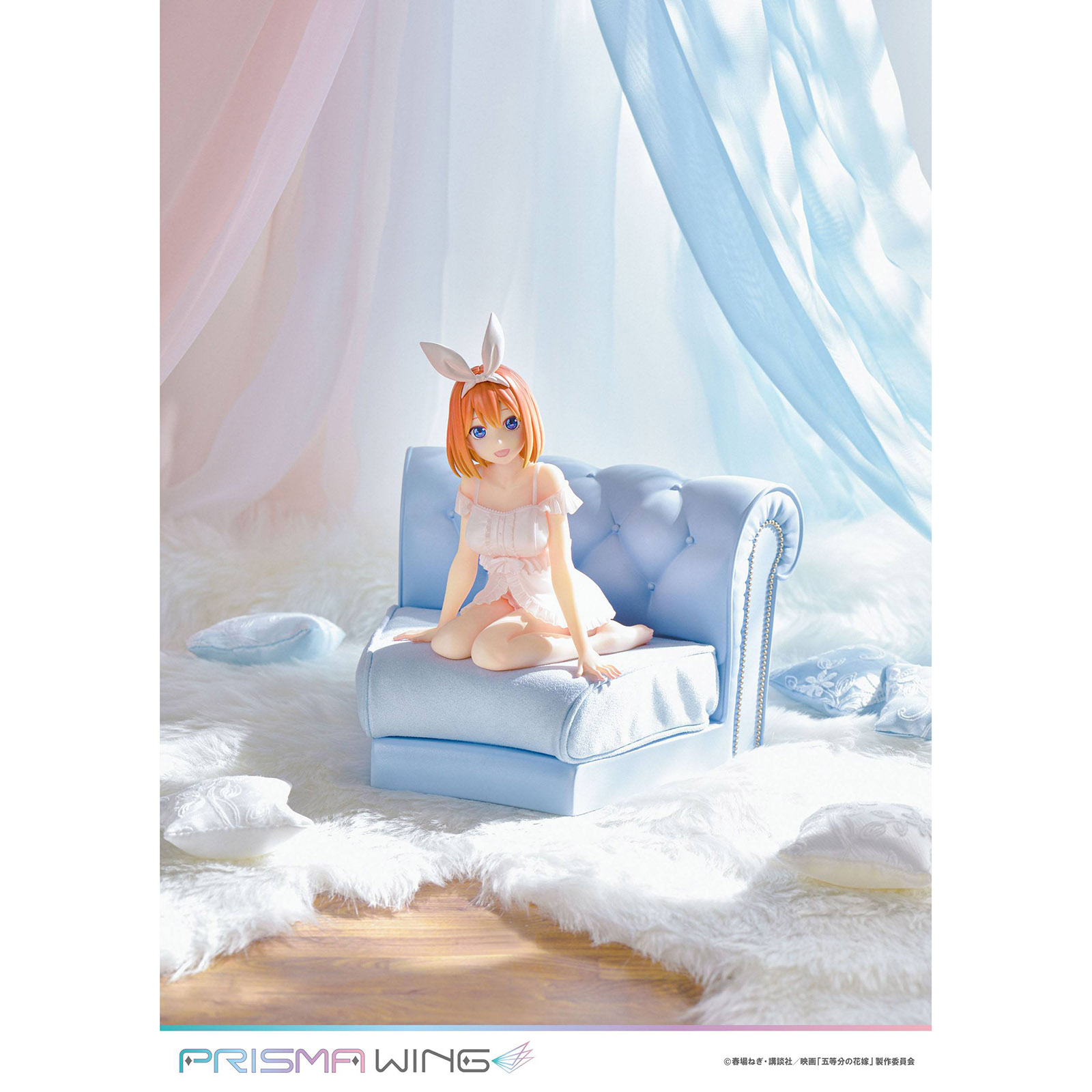 Eine Figur mit orangefarbenem Haar und Hasenohren sitzt auf einem hellblauen Sofa.