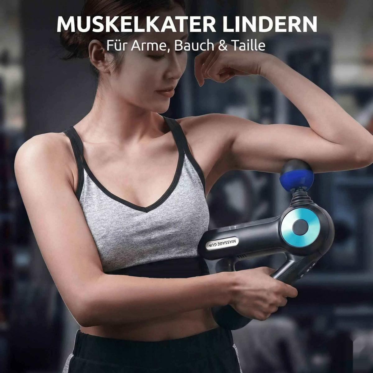 Frau massiert Arm mit Massagepistole im Fitnessstudio.