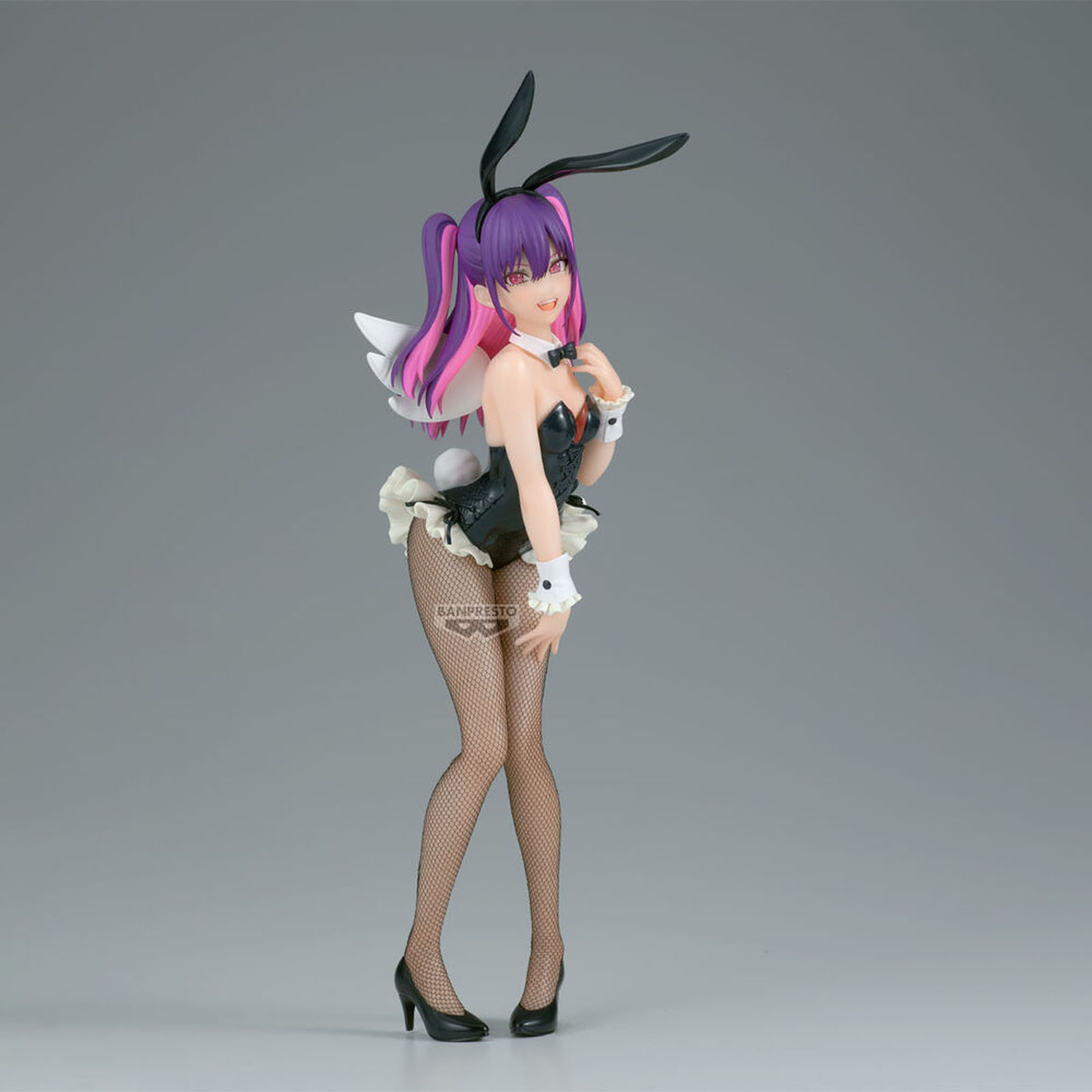 Figura de mujer con pelo morado, orejas de conejo y traje negro.
