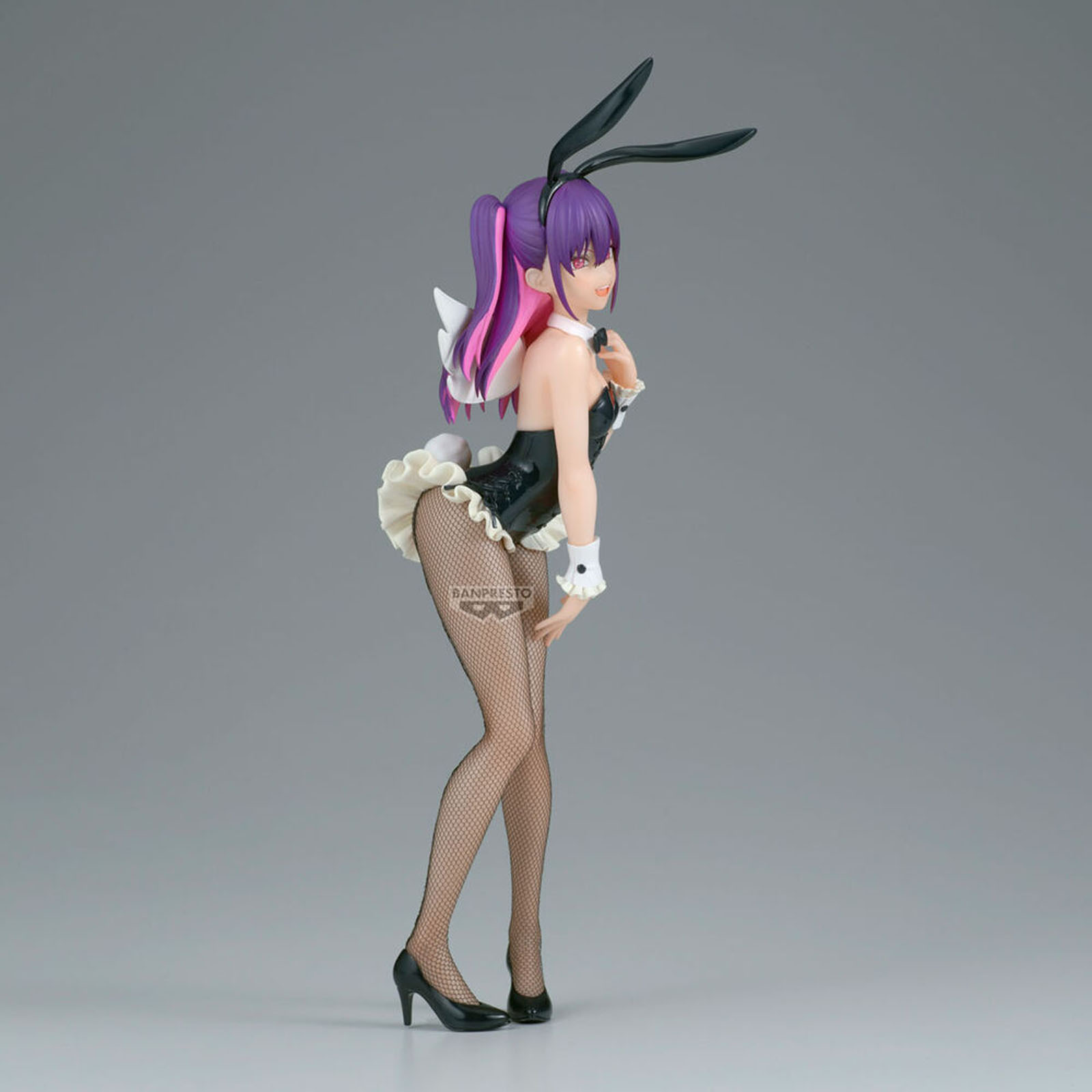 Figura de anime con pelo morado y orejas de conejo en traje negro y medias de red.