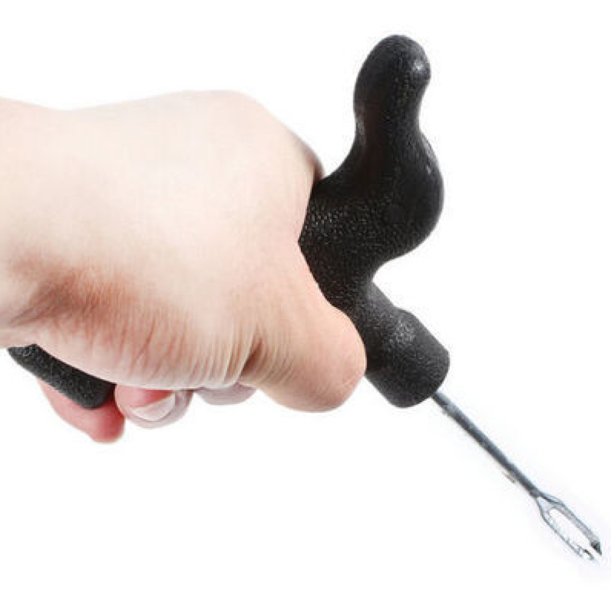 Una mano tiene uno strumento con manico nero e punta ad ago.