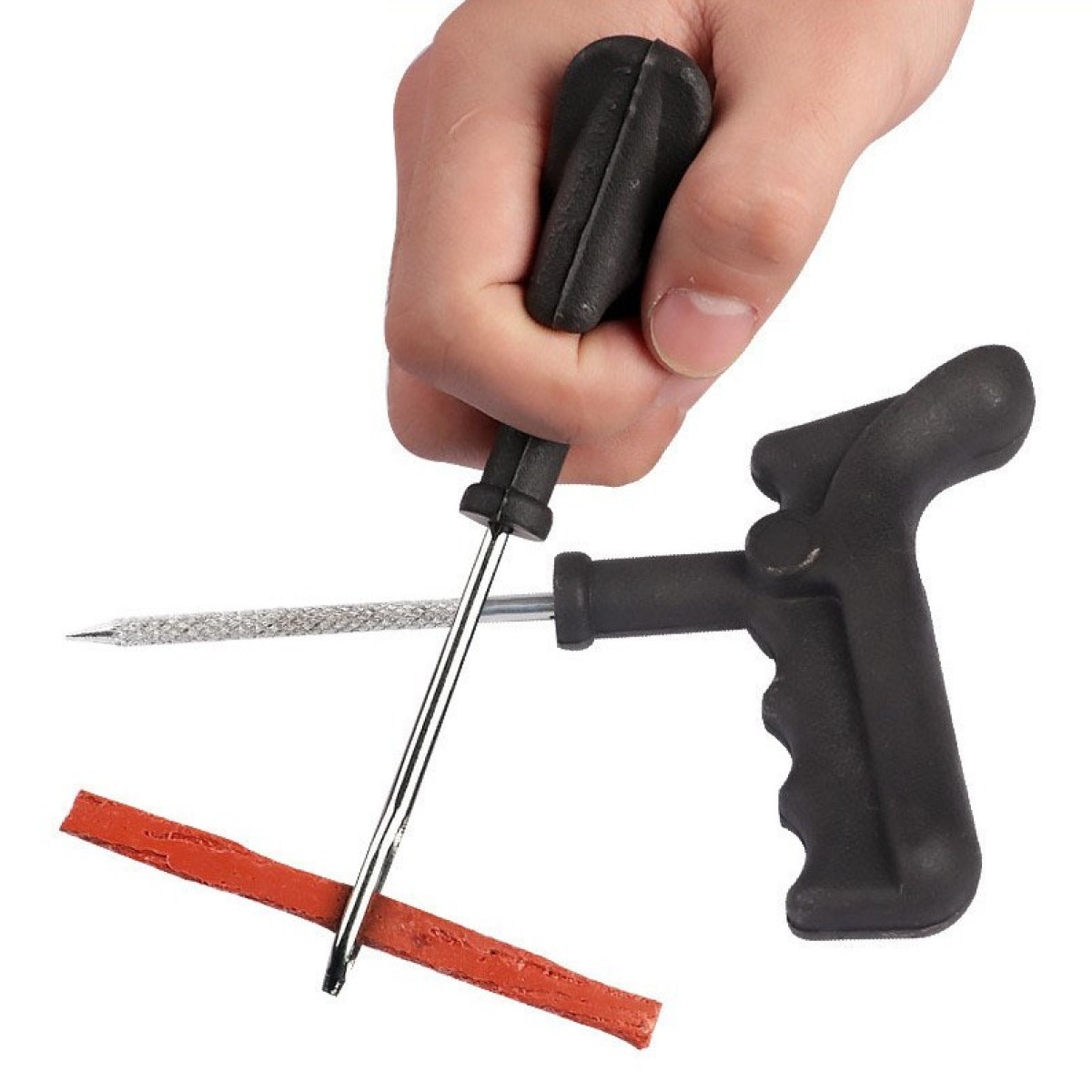 Mano che usa uno strumento per riparare pneumatici con tappo rosso.