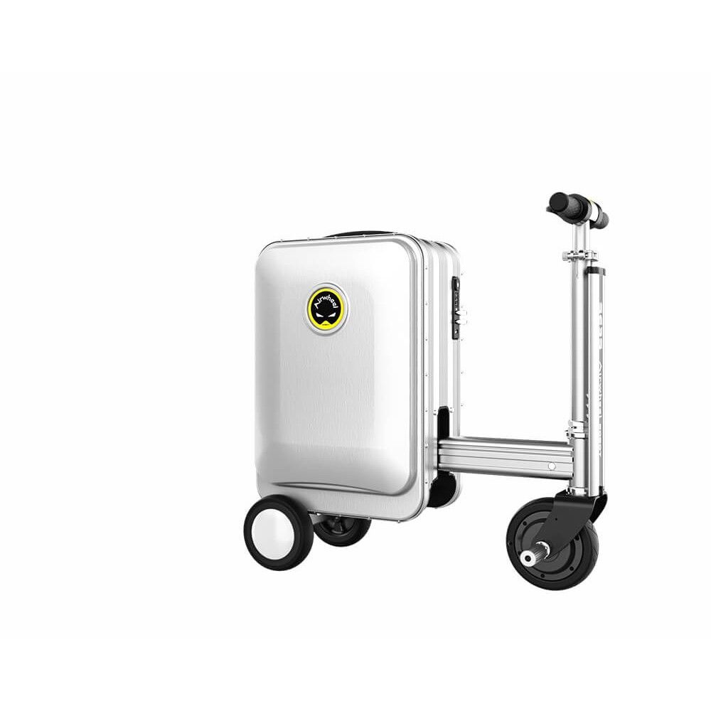 Valigia argento con scooter integrato, sfondo bianco.