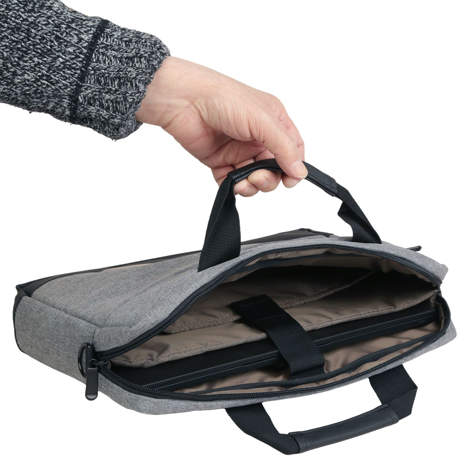 Eine Hand hält den Griff einer grauen Laptoptasche, deren offenes Fach einen Laptop freigibt.