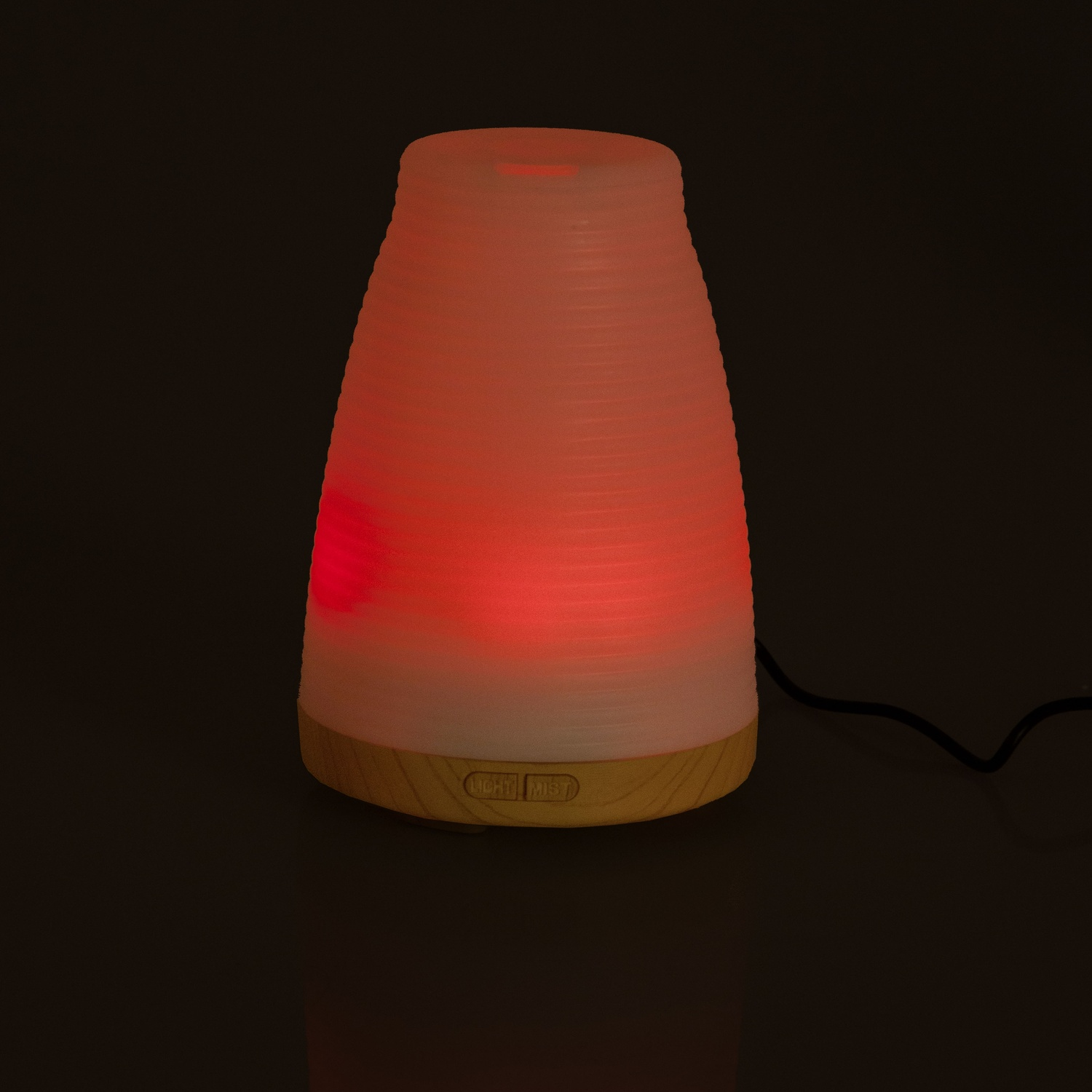 Ein leuchtender Diffusor mit Holzboden und rotem Licht.