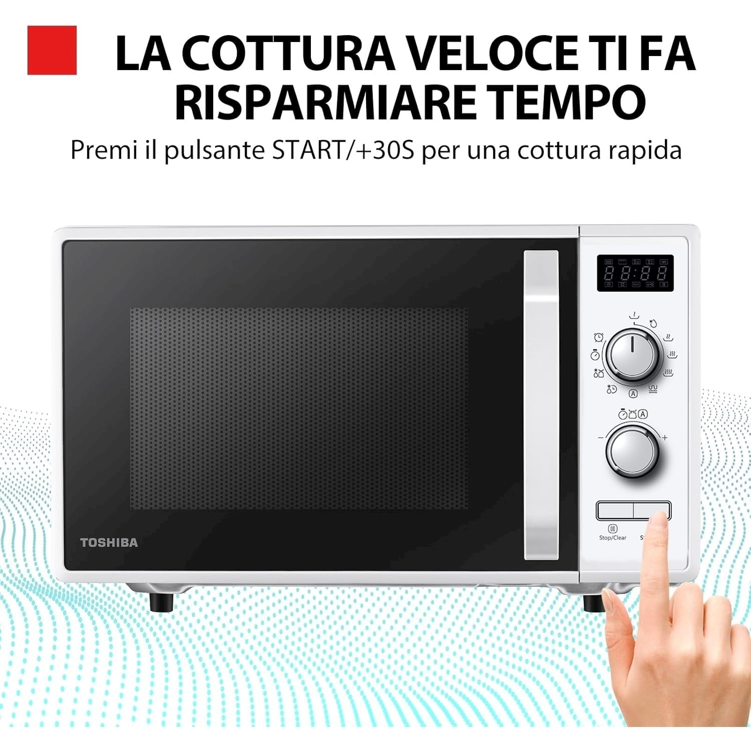 Una persona presiona el botón de inicio en un microondas Toshiba blanco.