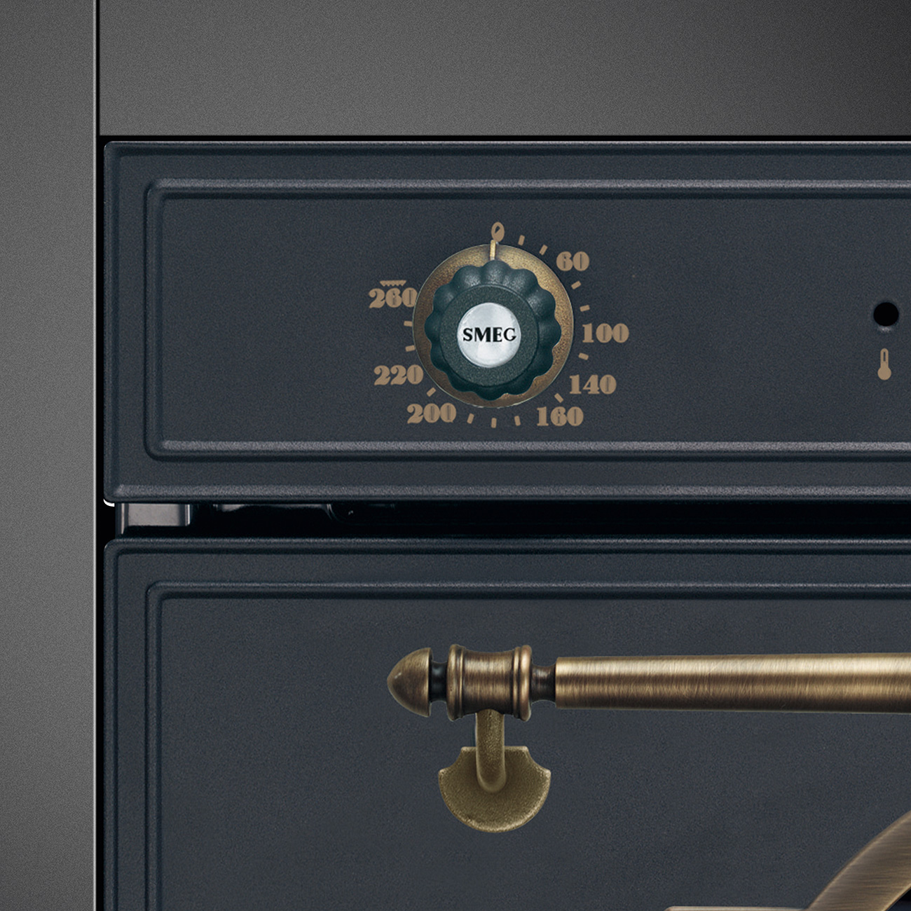 Un horno con dial de temperatura y asa. El dial muestra temperaturas de 60 a 260 grados.