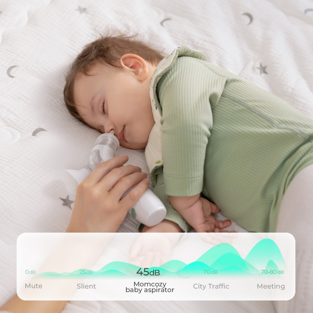 Ein Baby schläft, während ein Nasensauger sanft verwendet wird. Schallpegel bei 45dB.