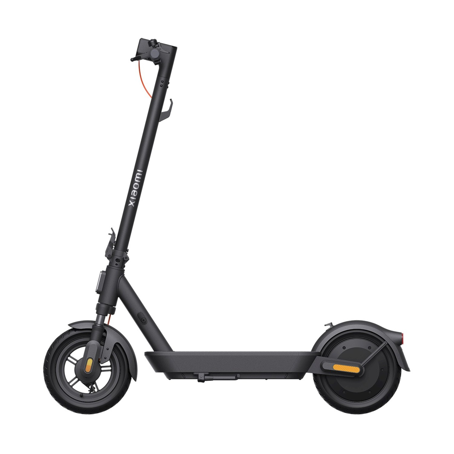 Uno scooter elettrico Xiaomi nero su sfondo bianco.