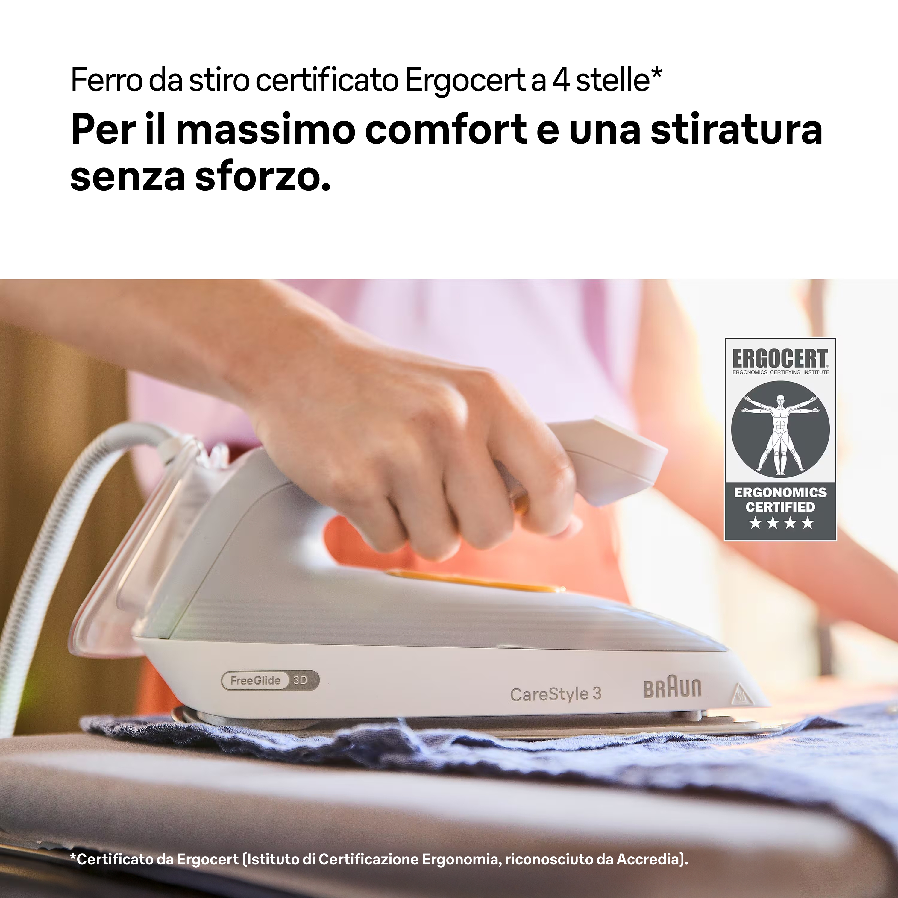 Eine Hand benutzt ein weißes Bügeleisen auf einem Bügelbrett. Ergocert-Siegel.