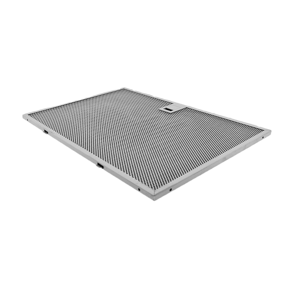 Ein rechteckiger Metallfettfilter mit silbernem Rahmen und perforiertem Gitter.