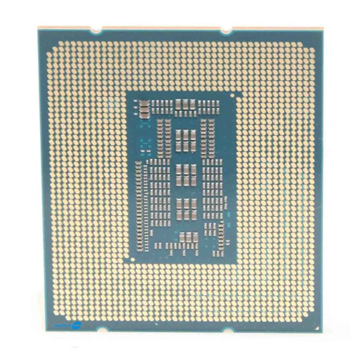 Spód procesora z wieloma złotymi pinami i prostokątnym chipem.