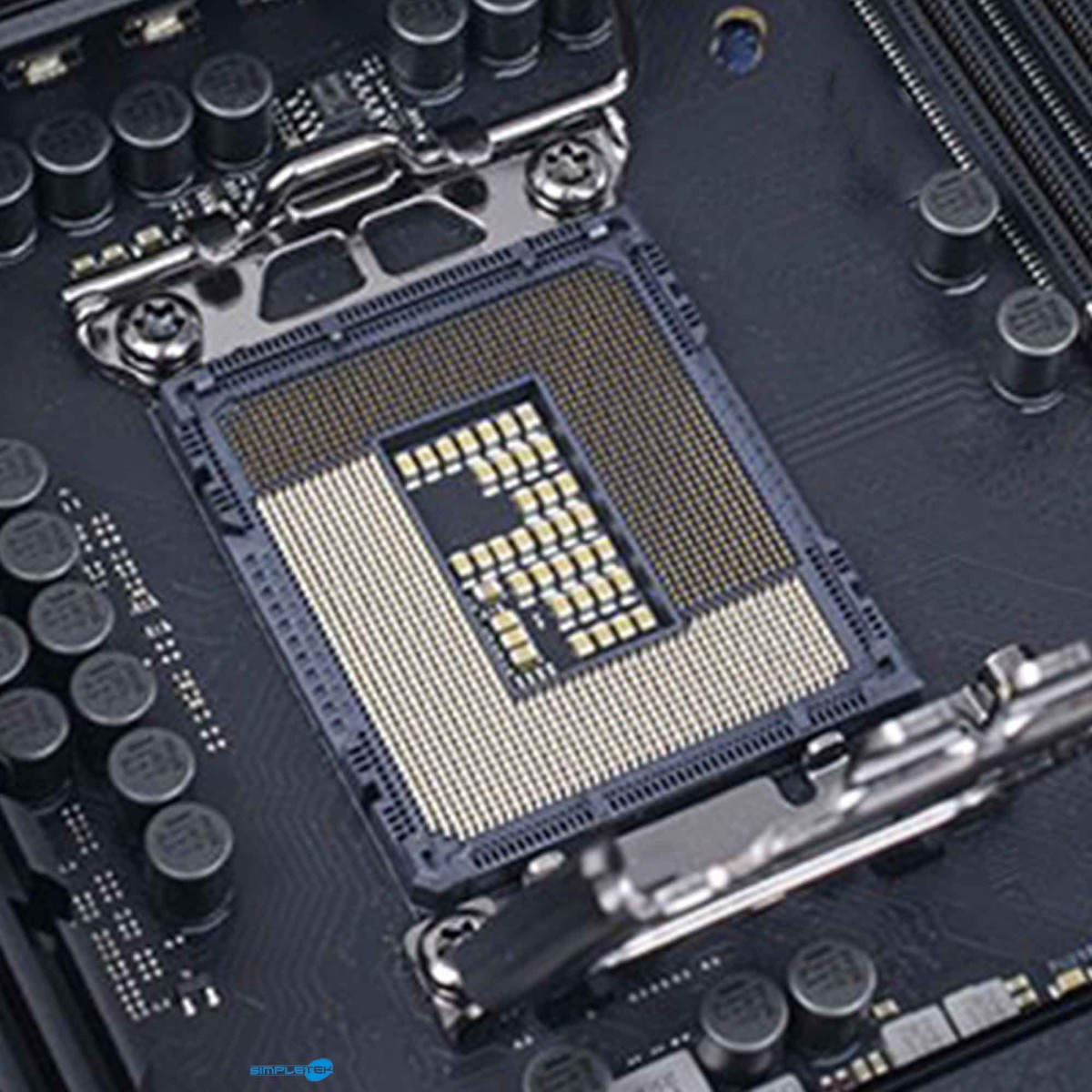 Zbliżenie pustego gniazda CPU na płycie głównej z wieloma pinami.