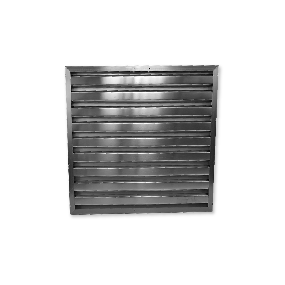 Una griglia di ventilazione rettangolare in metallo lucido con lamelle orizzontali.