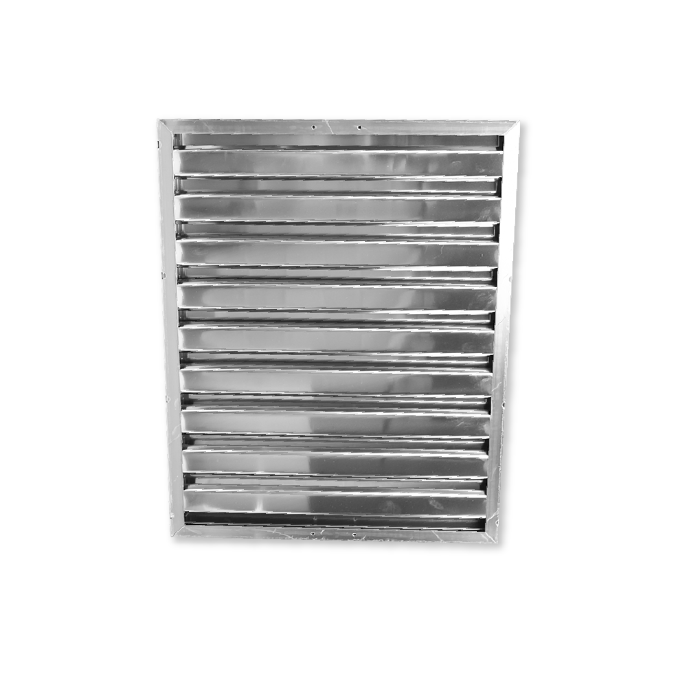 Una griglia di ventilazione argentata con lamelle orizzontali su sfondo bianco.