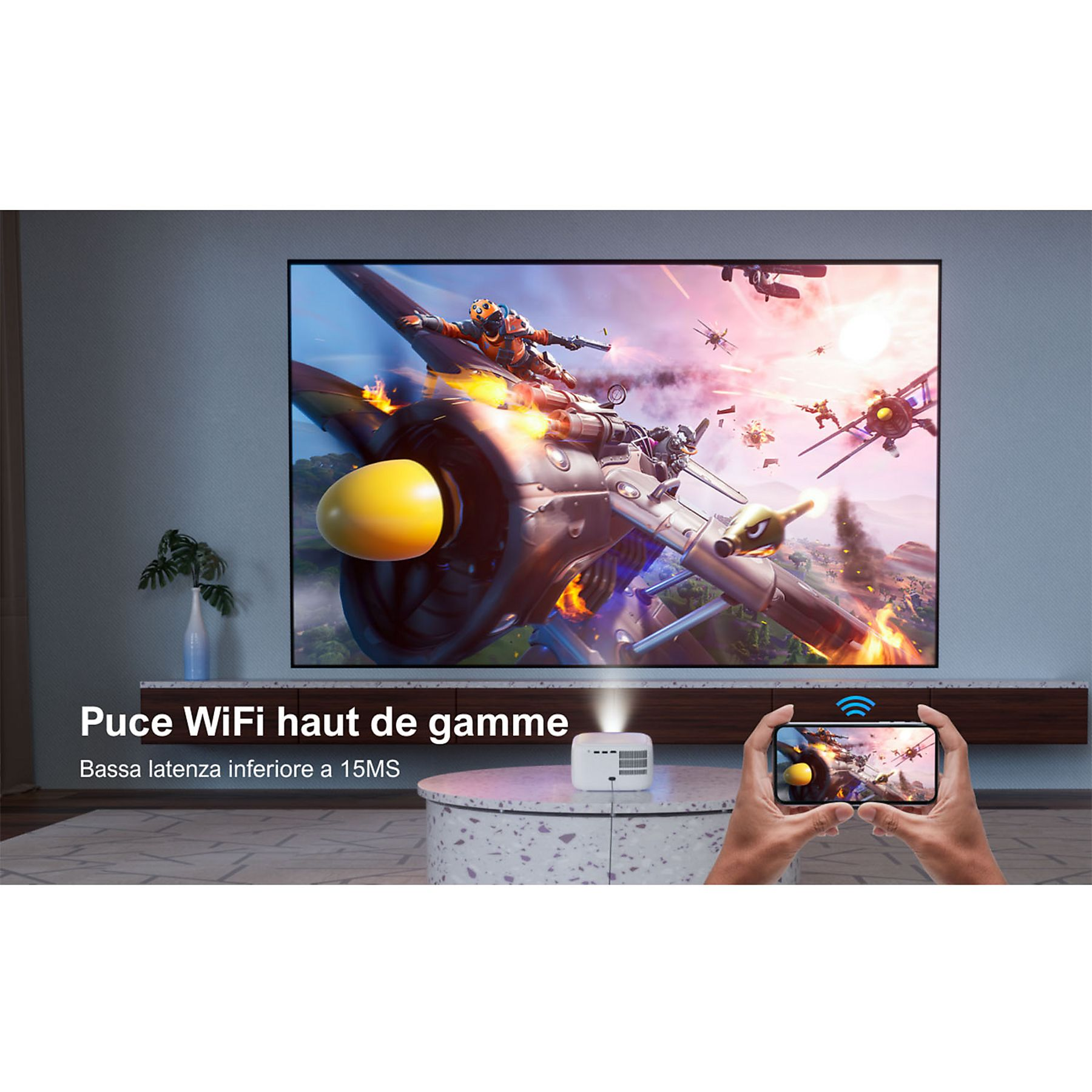 Un projecteur affiche un jeu d'action avec des avions et des personnages sur un mur. Une personne tient un téléphone.