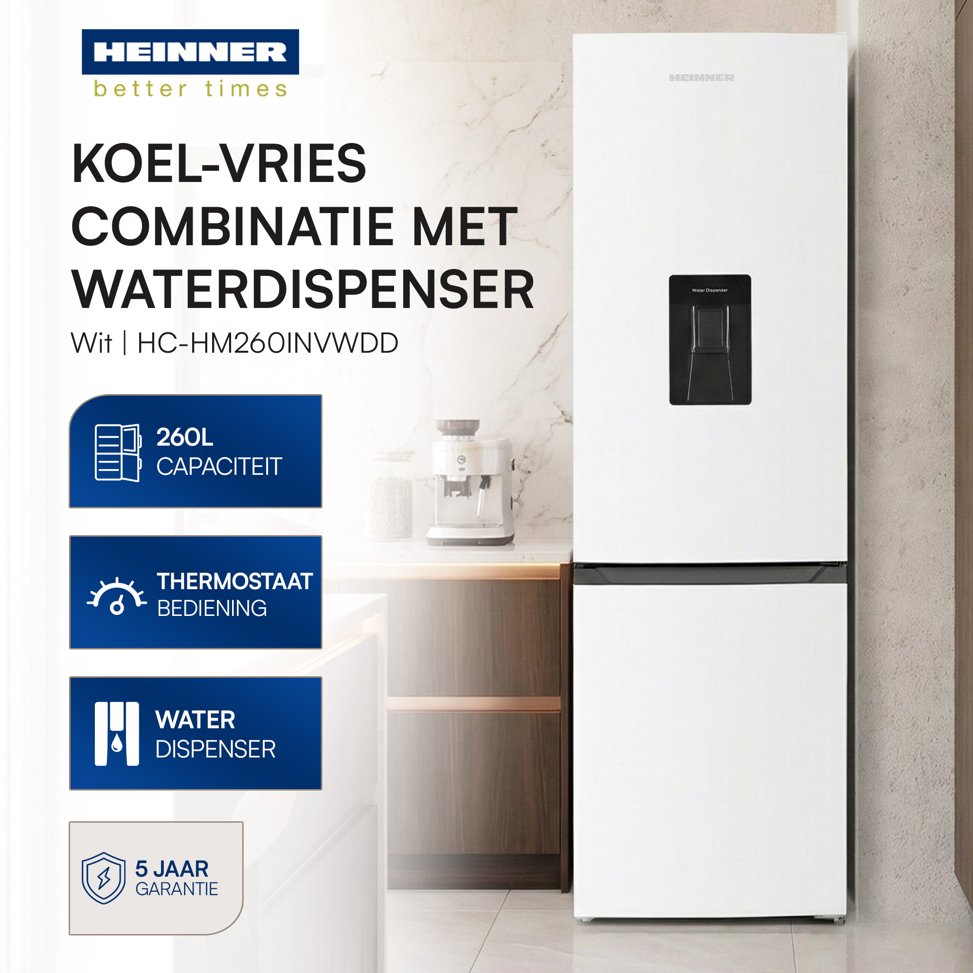 Een witte koel-vriescombinatie met waterdispenser, 260L en thermostaat.