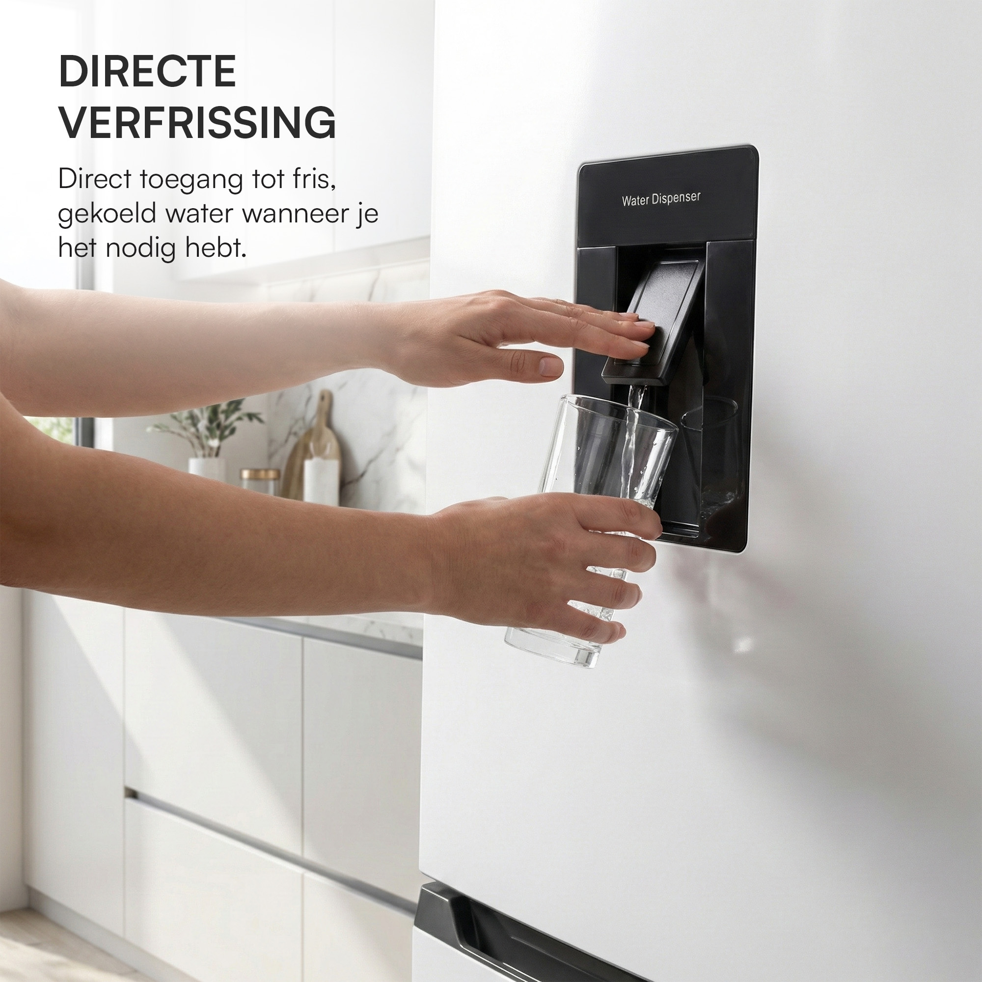Een hand vult een glas met water uit een dispenser op een witte koelkast.