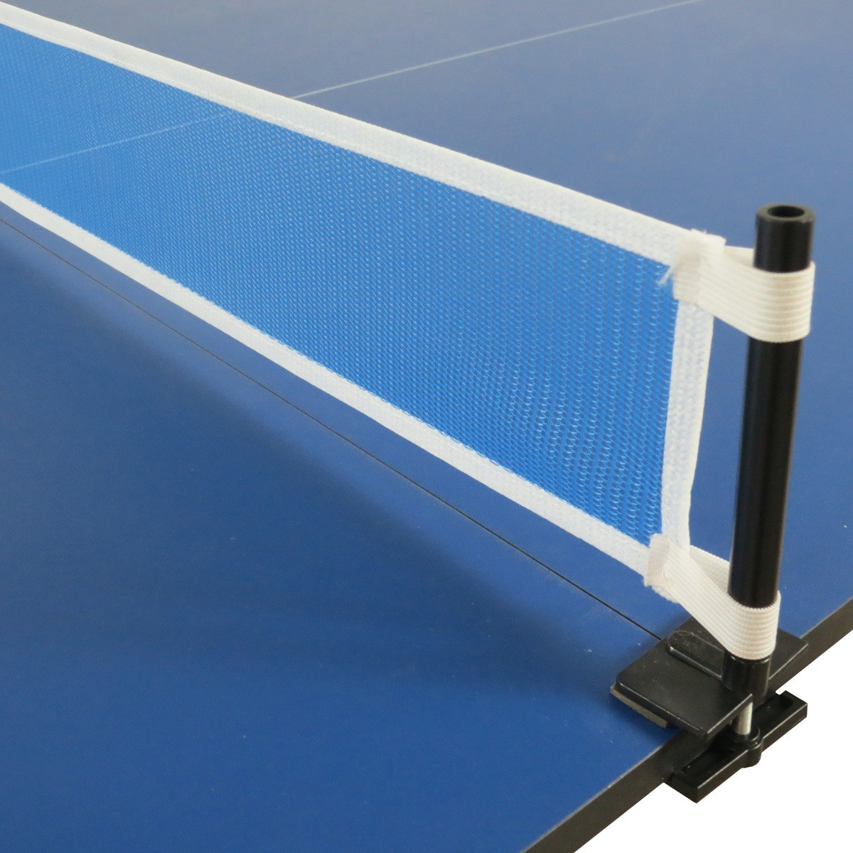 Blauw tafeltennisnet met witte rand op een blauwe tafel.