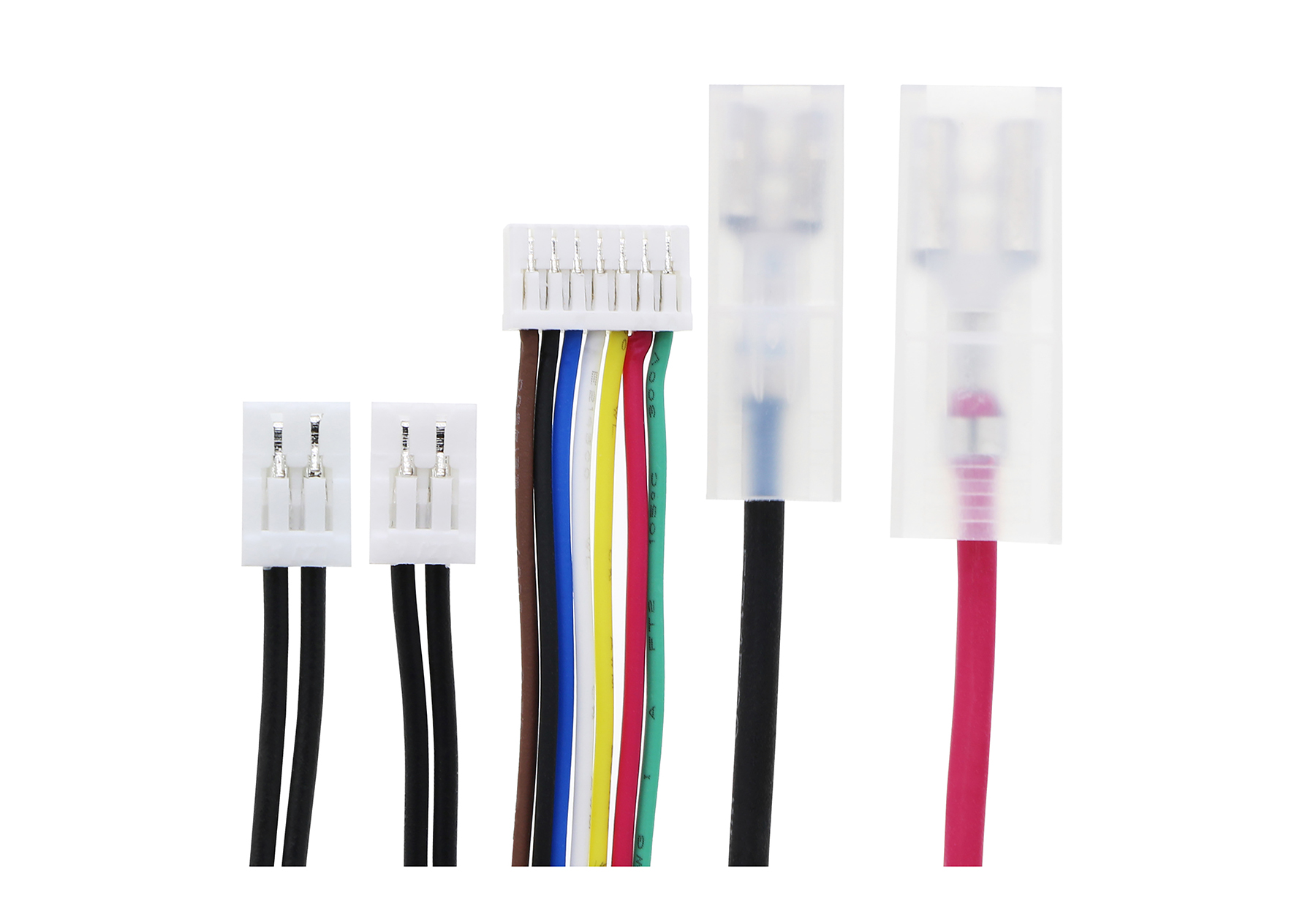 Mehrere elektrische Kabel mit verschiedenen Steckern und Farben auf weißem Hintergrund.