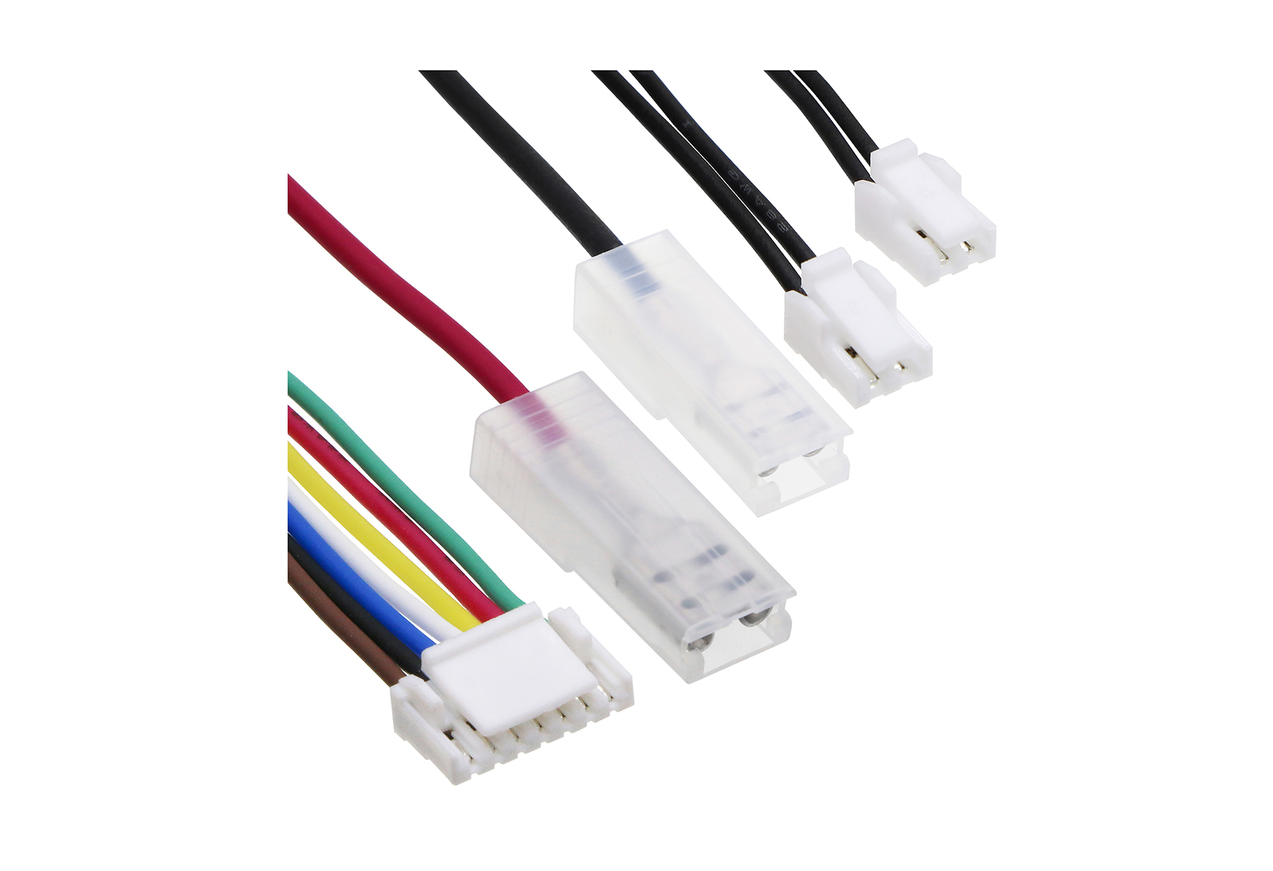 Mehrfarbige Kabel mit weißen Steckverbindern und durchsichtigen Hüllen auf weißem Hintergrund.