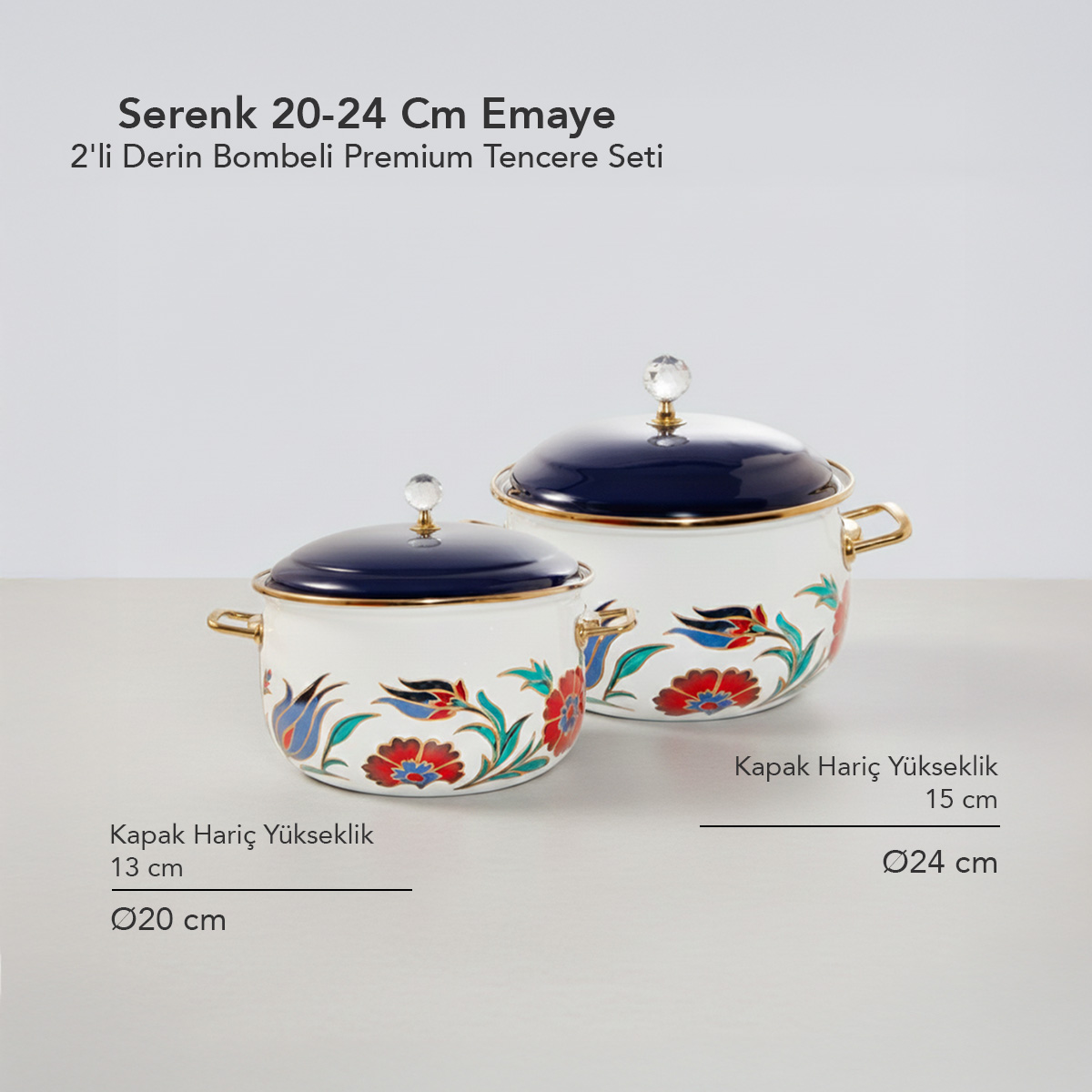 Mavi kapaklı, çiçek desenli, kristal kulplu iki beyaz emaye tencere.