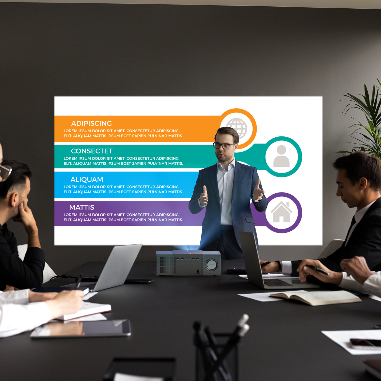 Männer in einem Meeting präsentieren eine Projektionsleinwand mit Diagrammen.
