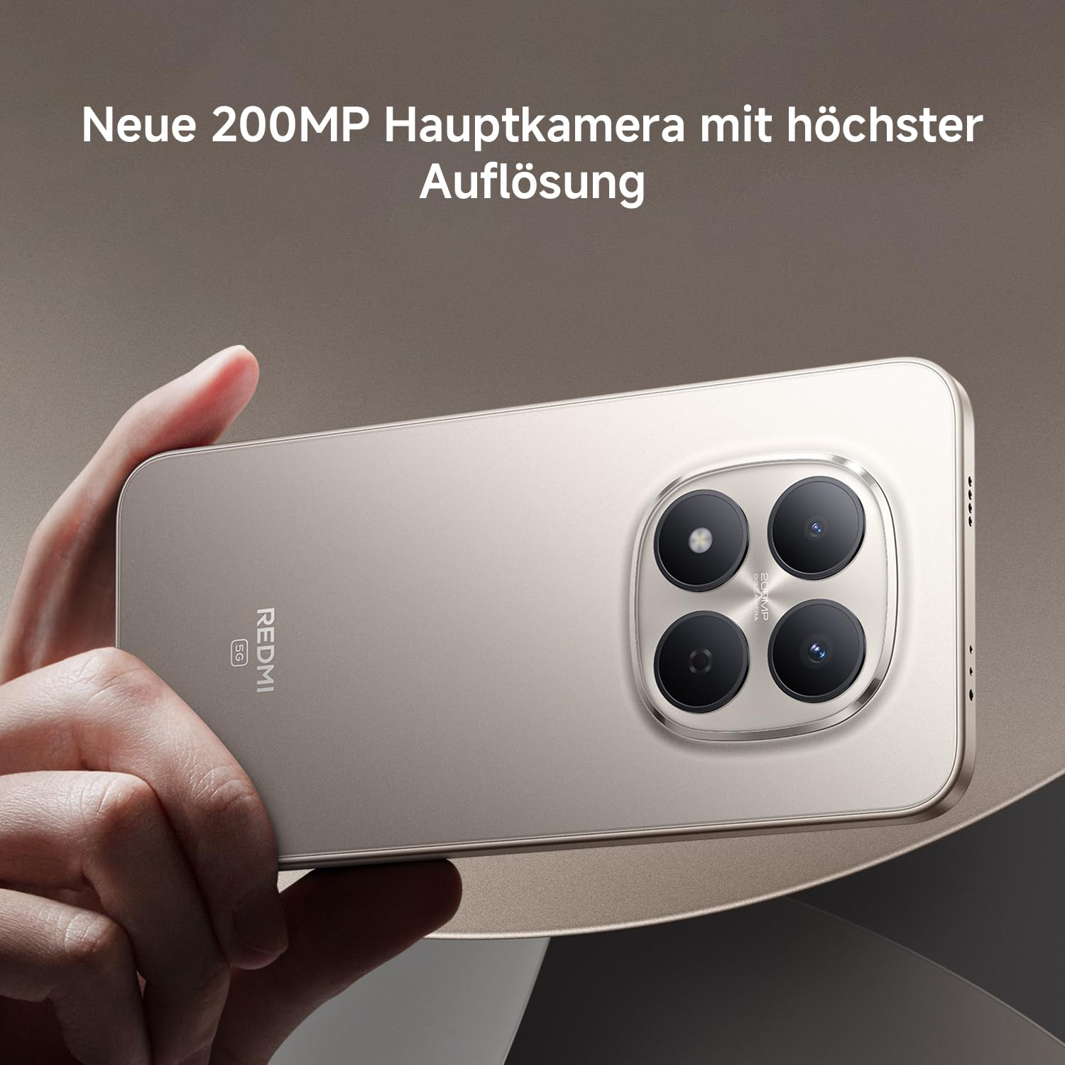 Eine Hand hält ein goldenes Smartphone mit vier Kameras auf der Rückseite.