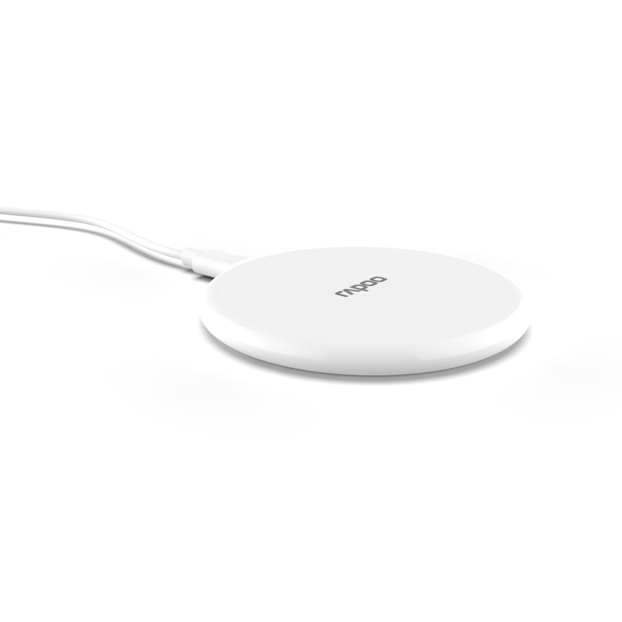 Ein weißes, rundes kabelloses Ladegerät mit einem weißen Kabel, auf weißem Hintergrund.