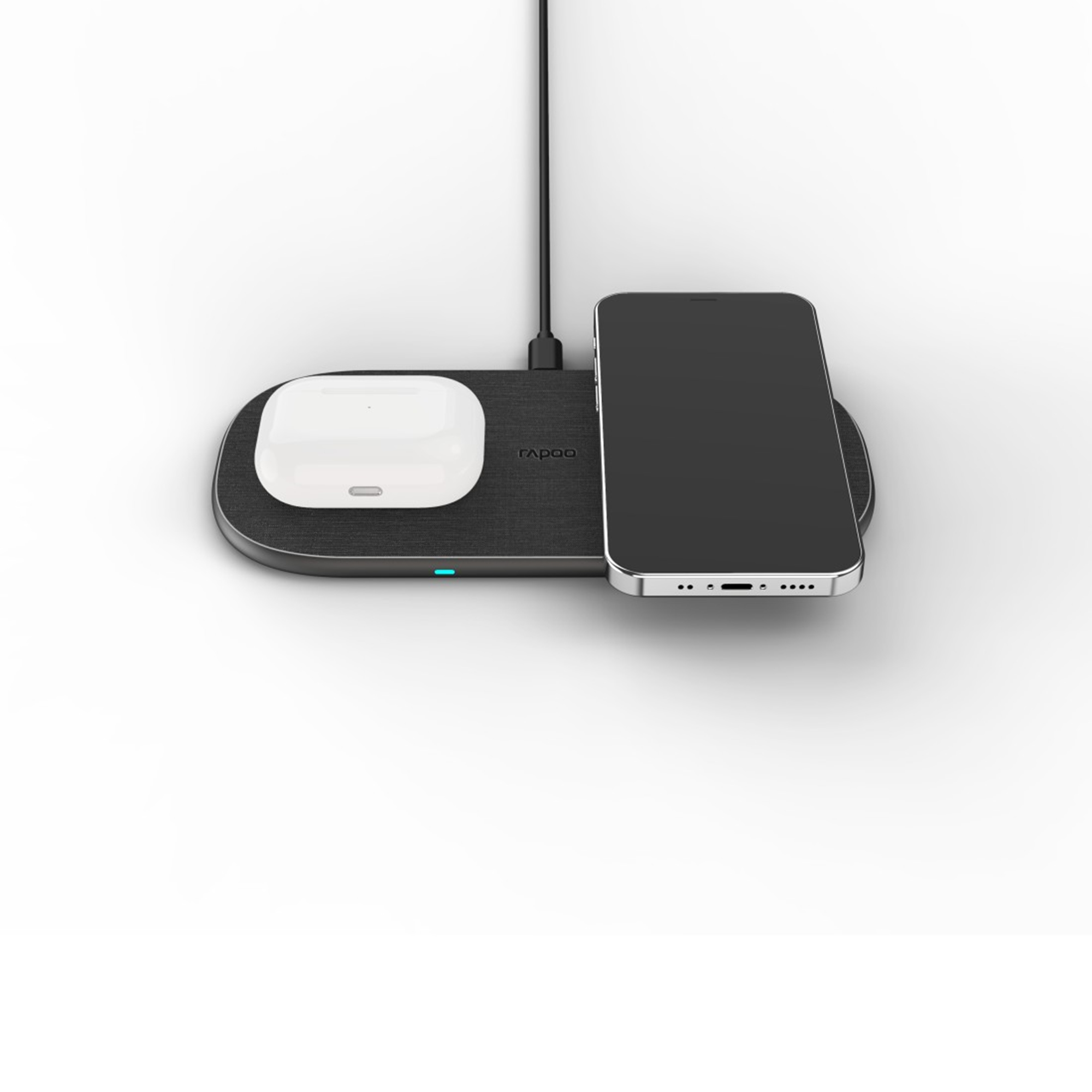 Ein schwarzes kabelloses Ladegerät mit einem weißen Ladecase und einem Smartphone.