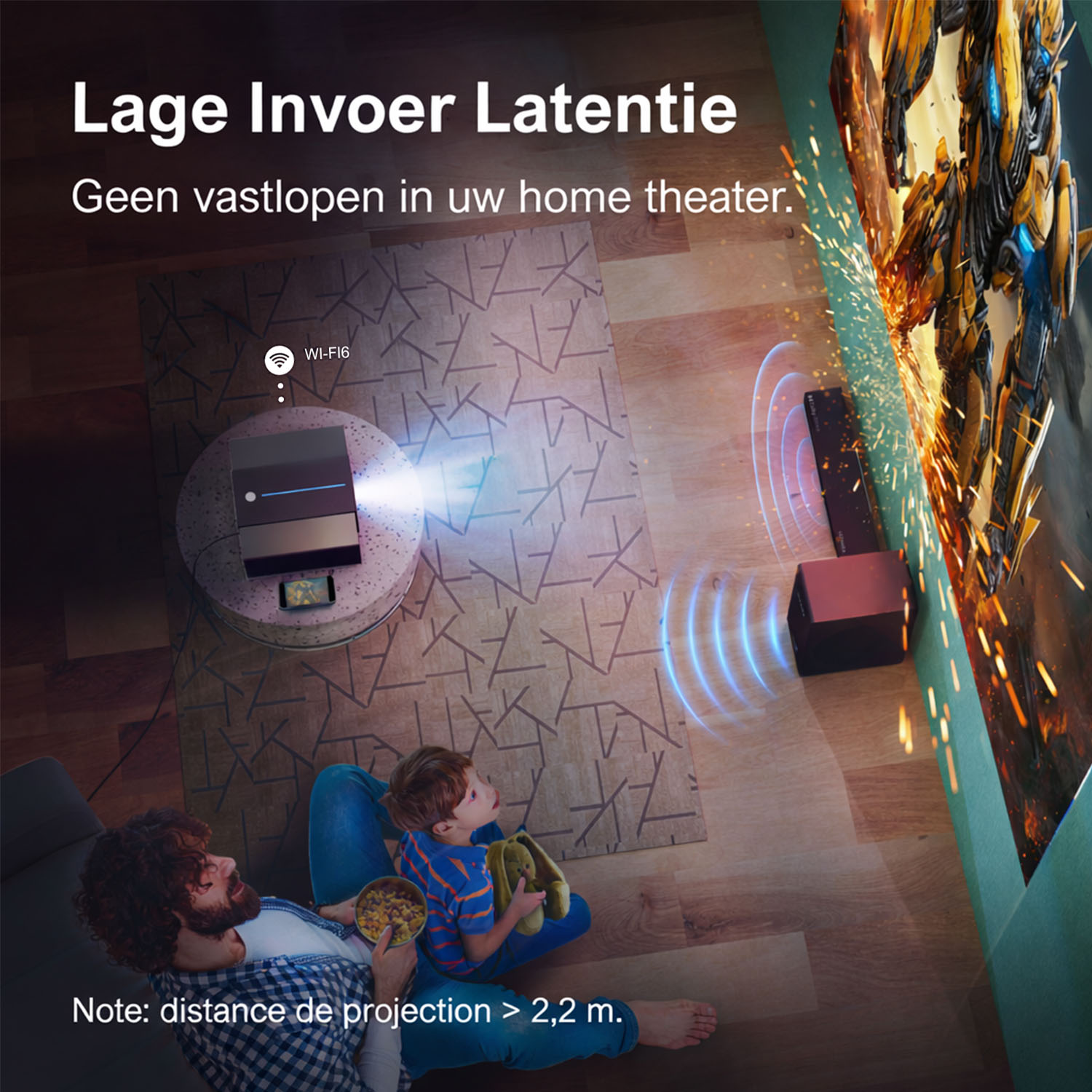 Homme et enfant regardent un film sur écran, projecteur et haut-parleur en scène.