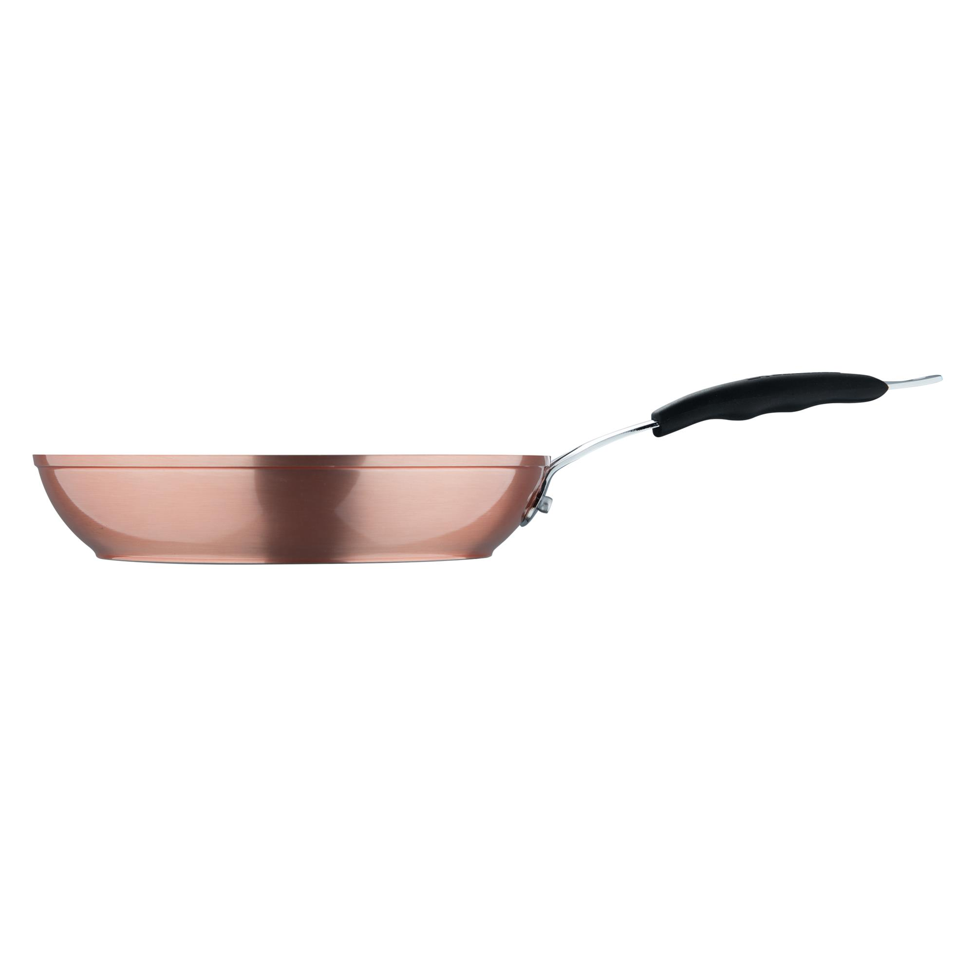 Una sartén de color cobre con mango negro sobre fondo blanco.