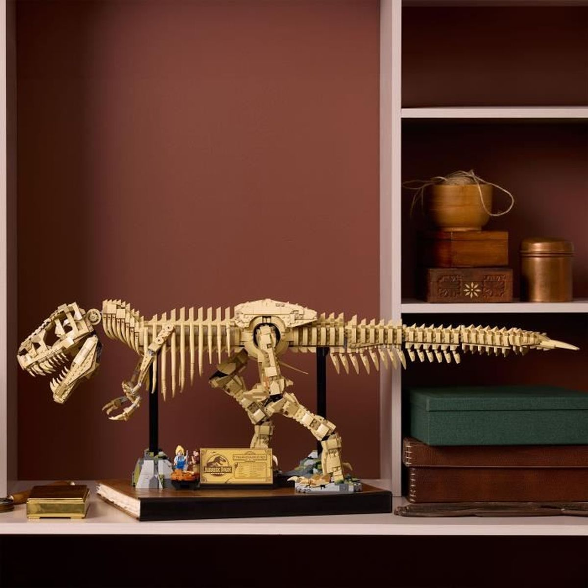 Szkielet beżowego Lego Tyrannosaurus Rex jest wyeksponowany na stojaku.